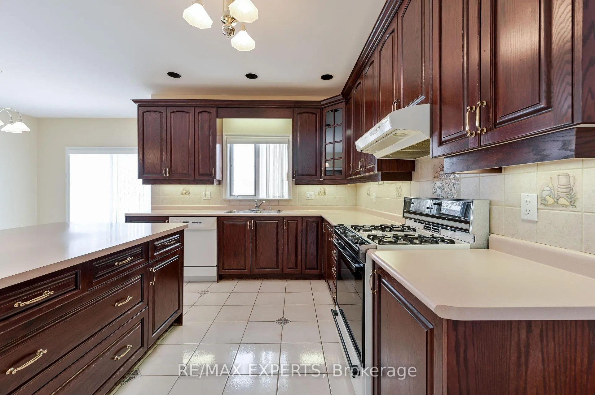 Photo 15 of 13668 Emil Kolb Parkway, Caledon, Bolton West — HOMEH