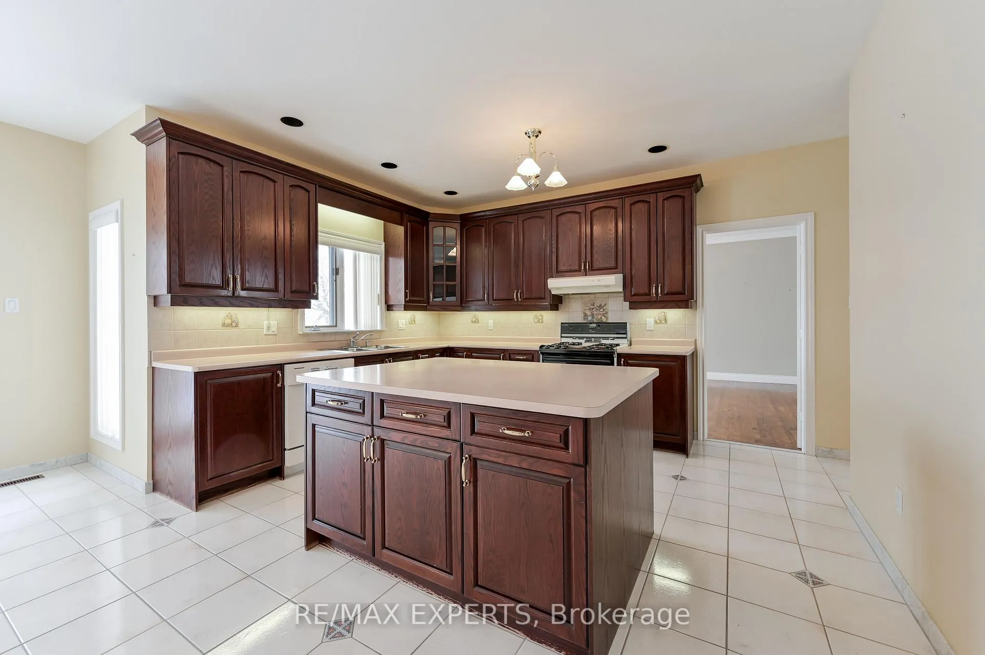 Photo 16 of 13668 Emil Kolb Parkway, Caledon, Bolton West — HOMEH