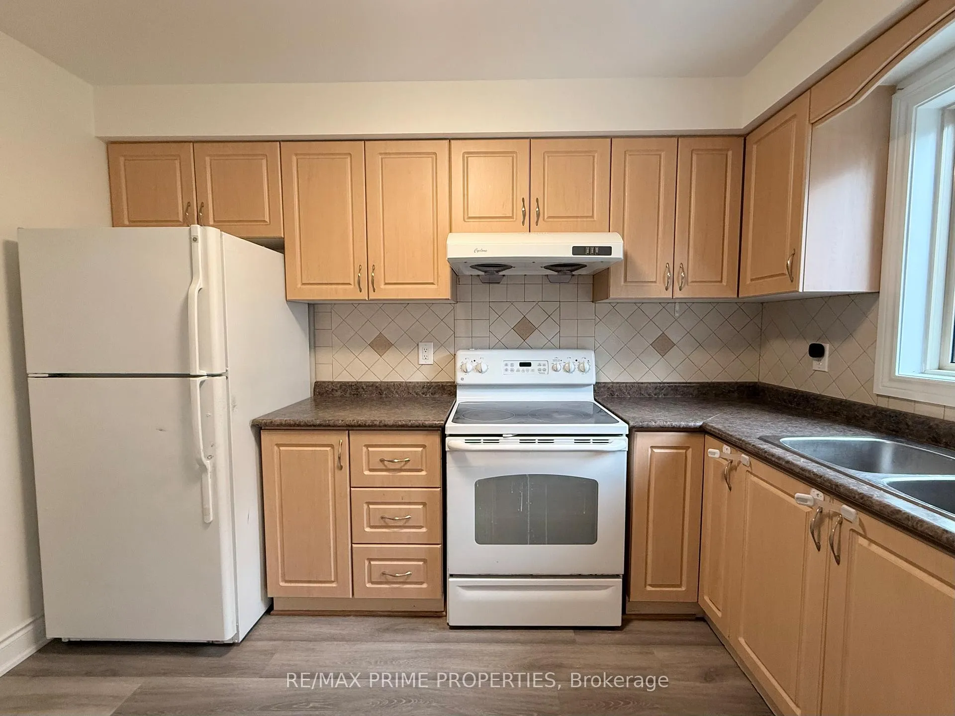 Photo 9 of 17 Debden Road, Markham, Milliken Mills East — HOMEH