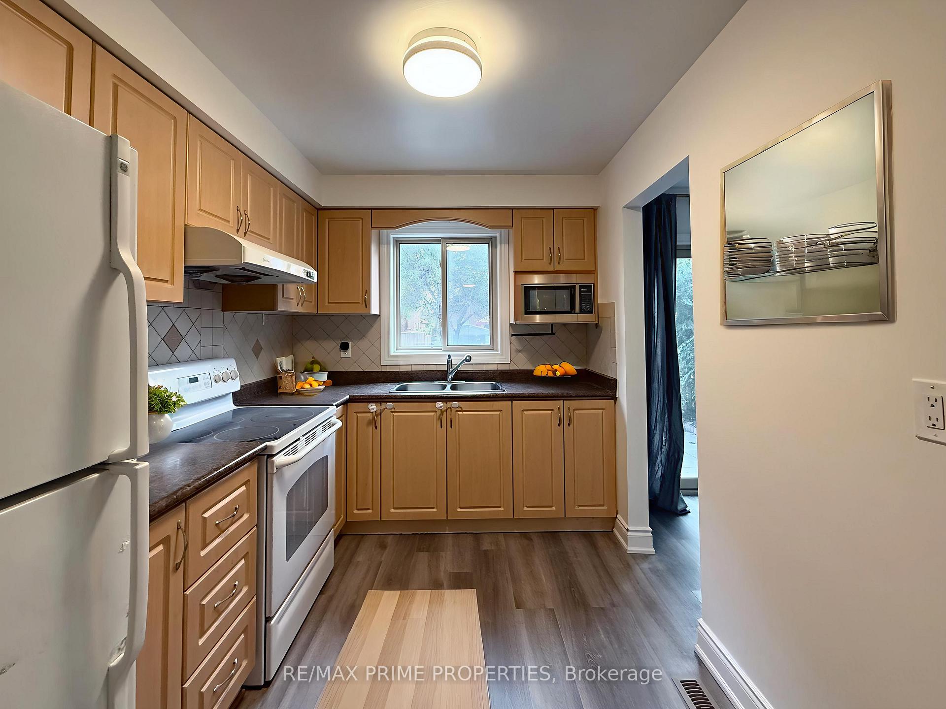 Photo 5 of 17 Debden Road, Markham, Milliken Mills East — HOMEH