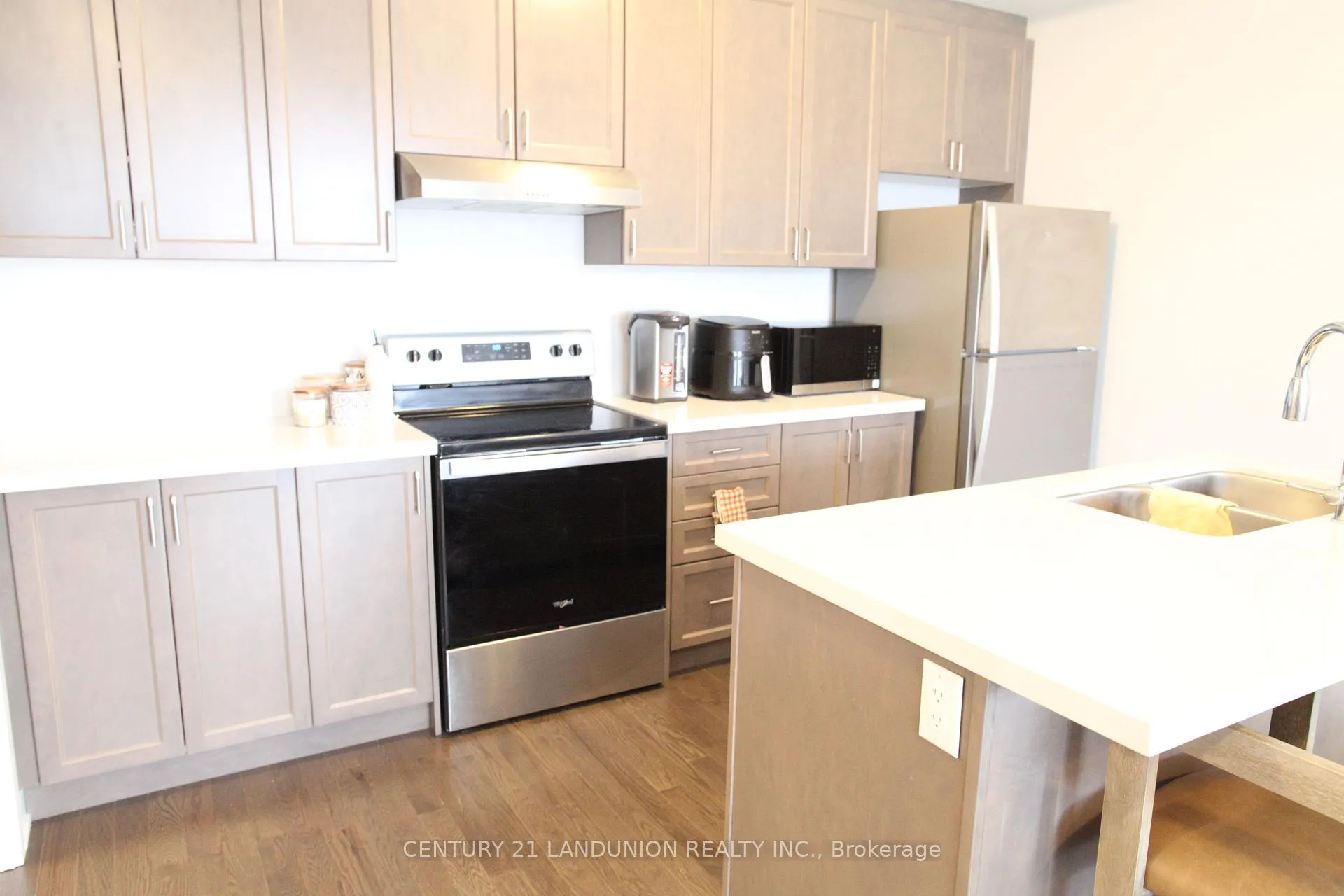 Photo 10 of 5 John Canning Way, Markham, Unionville — HOMEH