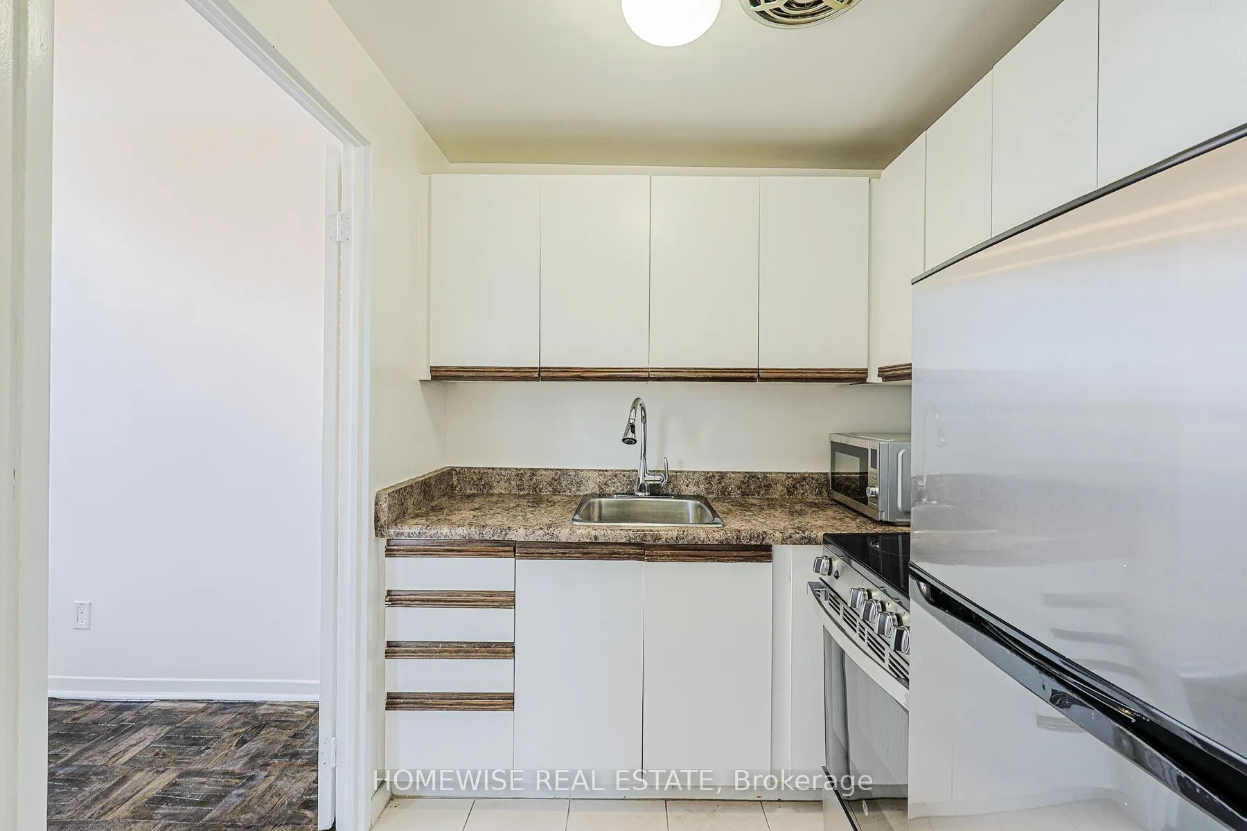 Photo 6 of Unit 615, 485 Kingston Road, Toronto, The Beaches — HOMEH