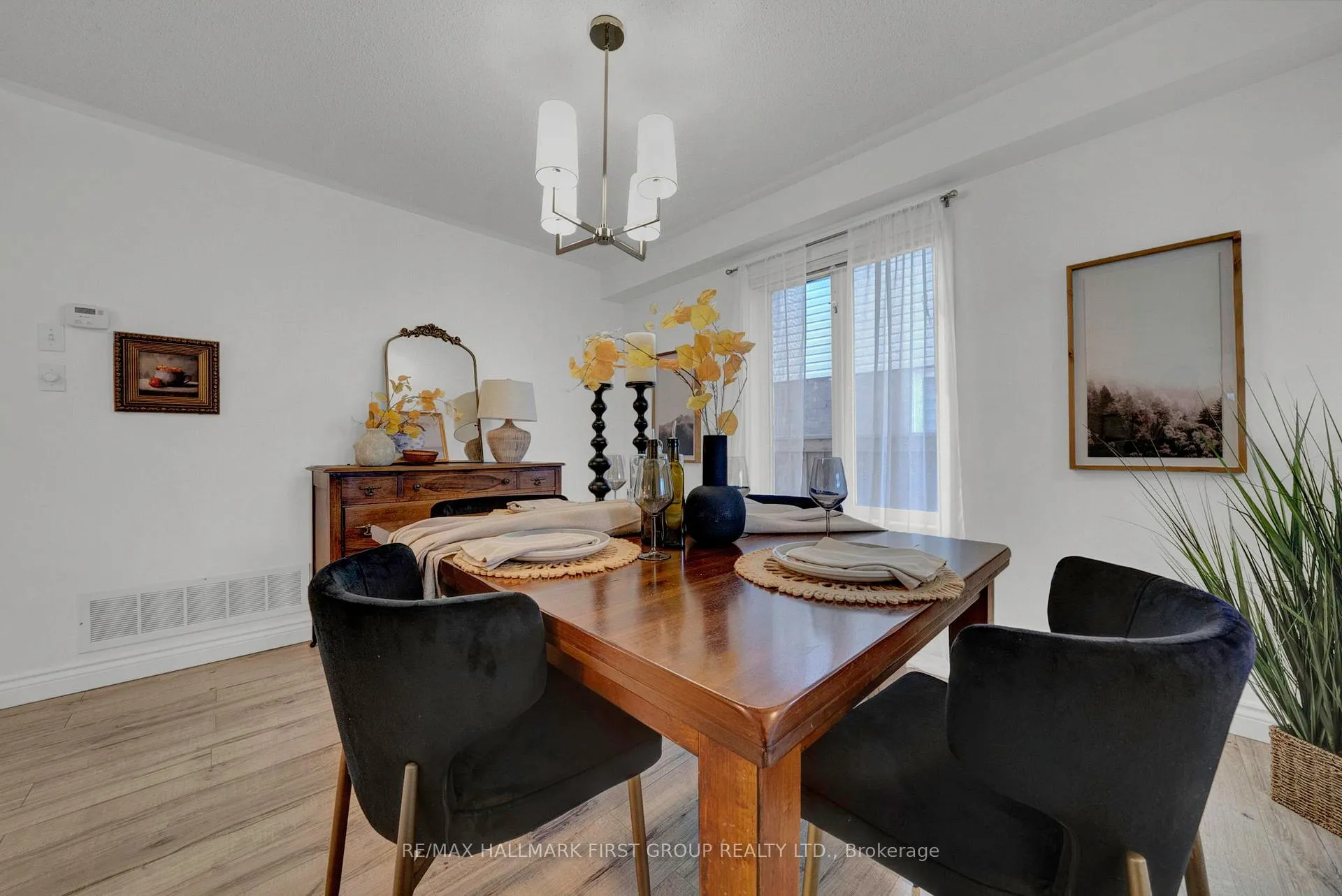 Photo 6 of 25 Sprucewood Crescent, Clarington, Bowmanville — HOMEH