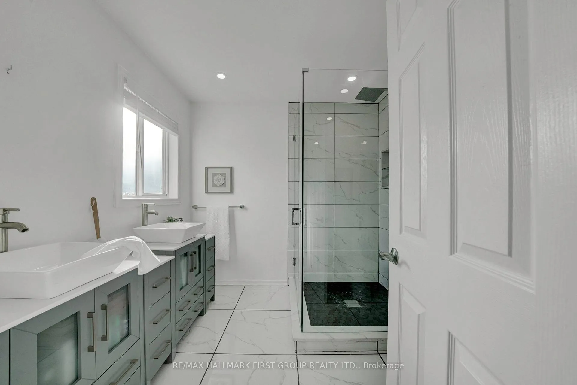 Photo 9 of 25 Sprucewood Crescent, Clarington, Bowmanville — HOMEH