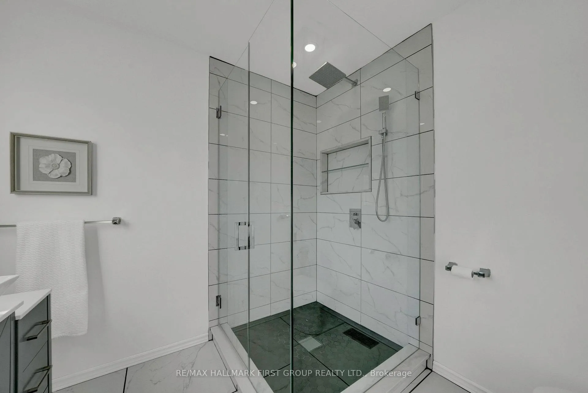 Photo 10 of 25 Sprucewood Crescent, Clarington, Bowmanville — HOMEH