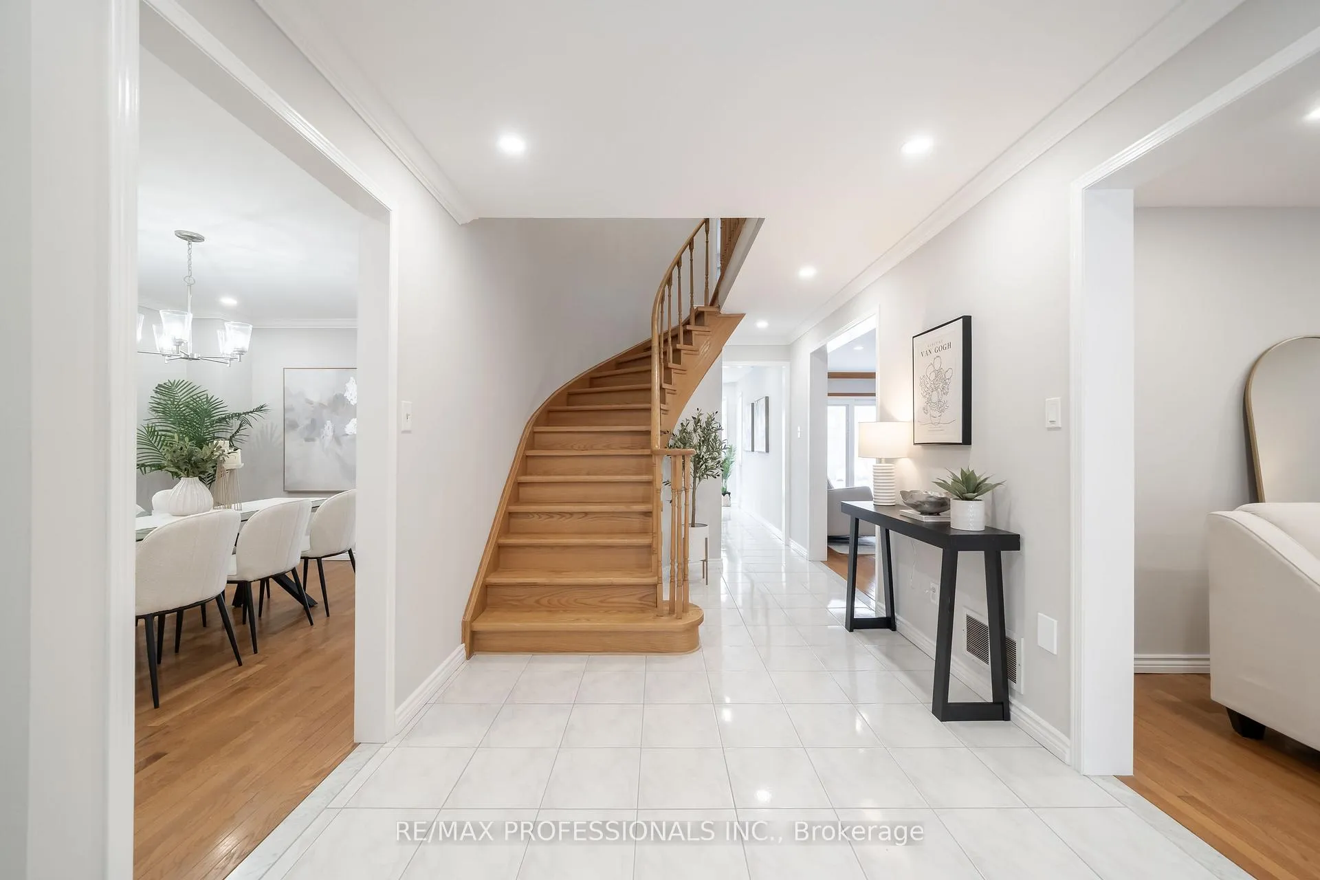 Photo 5 of 25 Sawyer Crescent, Markham, Markham Village — HOMEH