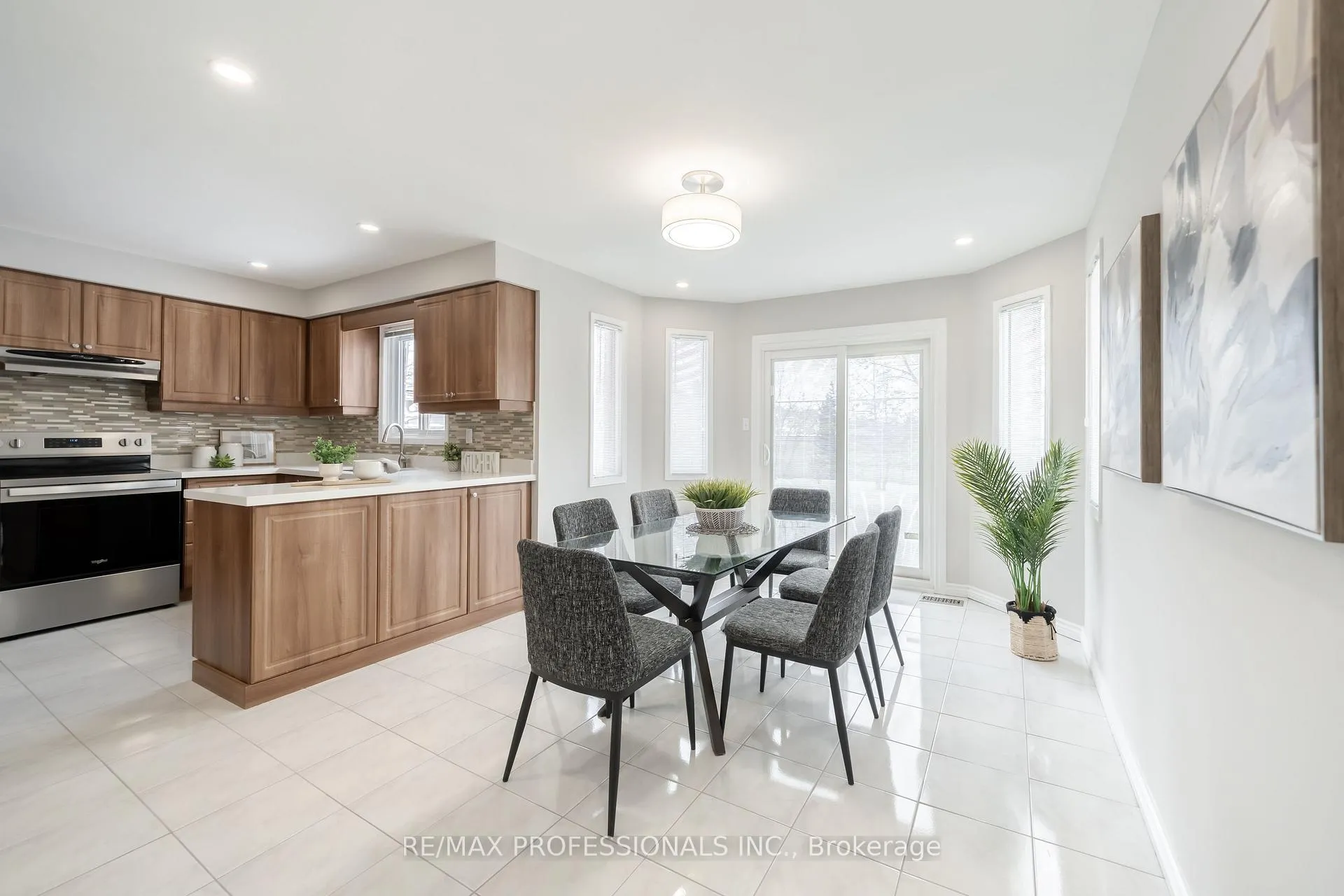 Photo 8 of 25 Sawyer Crescent, Markham, Markham Village — HOMEH