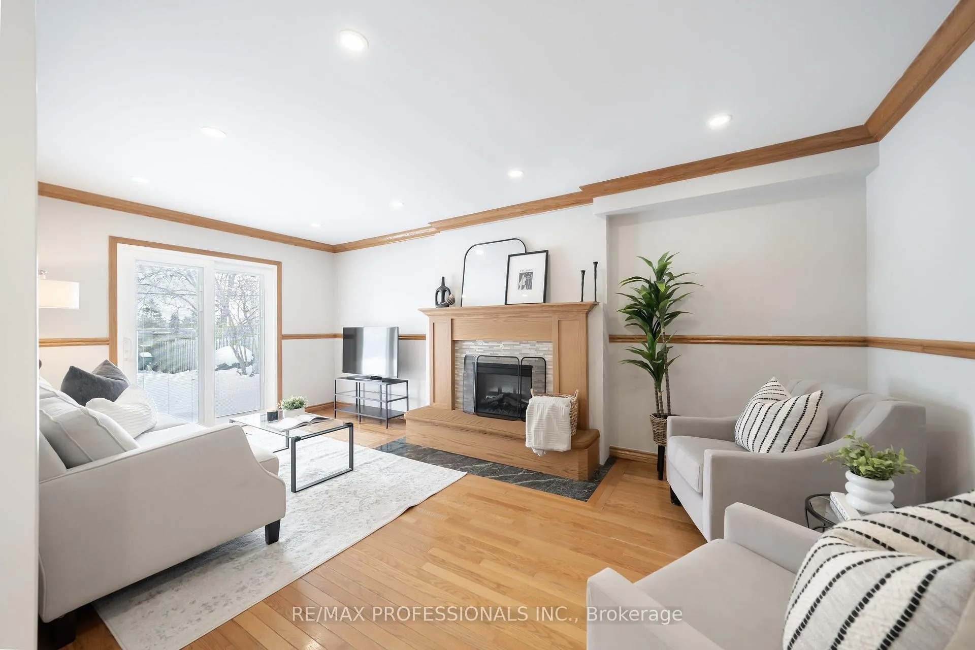 Photo 10 of 25 Sawyer Crescent, Markham, Markham Village — HOMEH