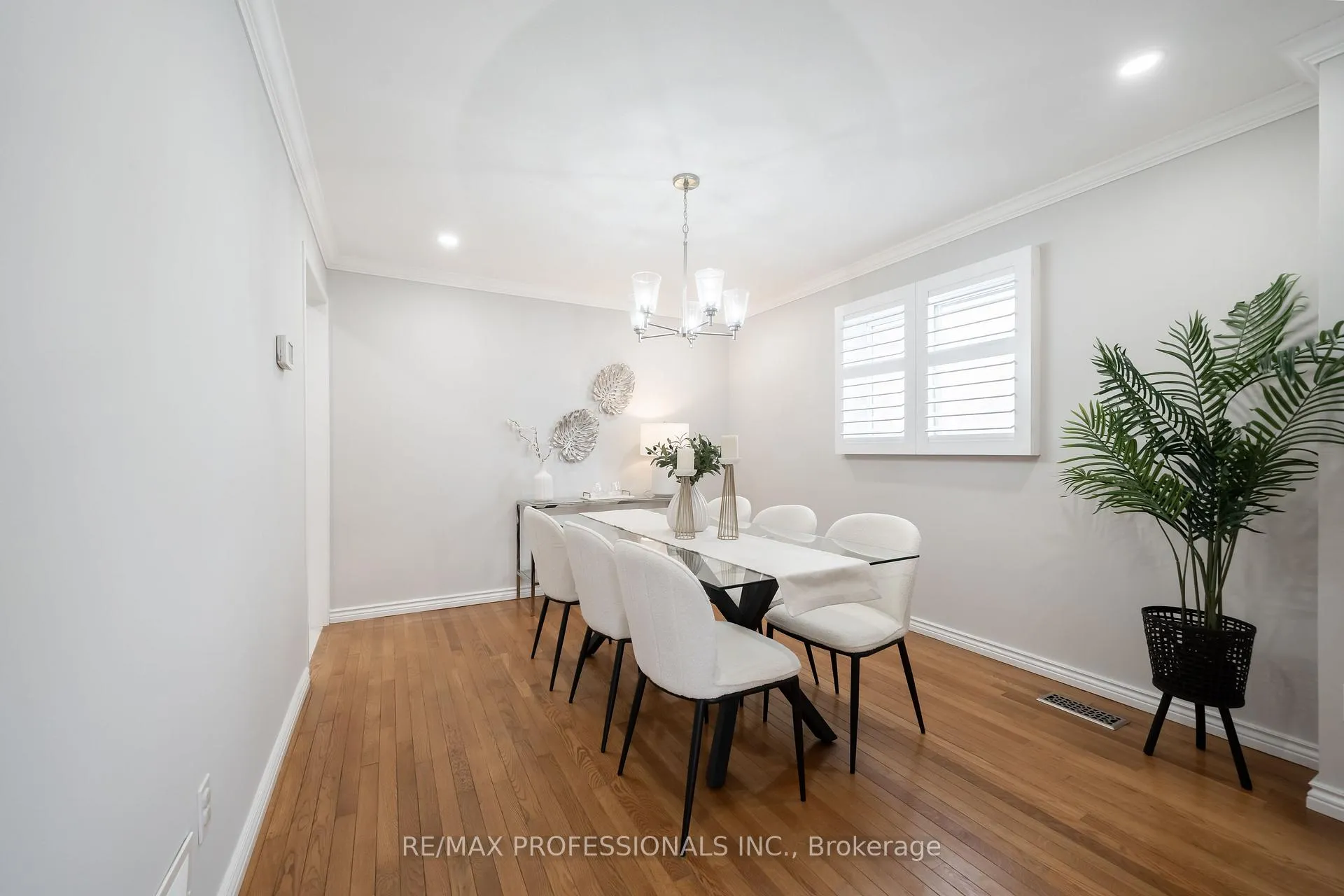 Photo 11 of 25 Sawyer Crescent, Markham, Markham Village — HOMEH