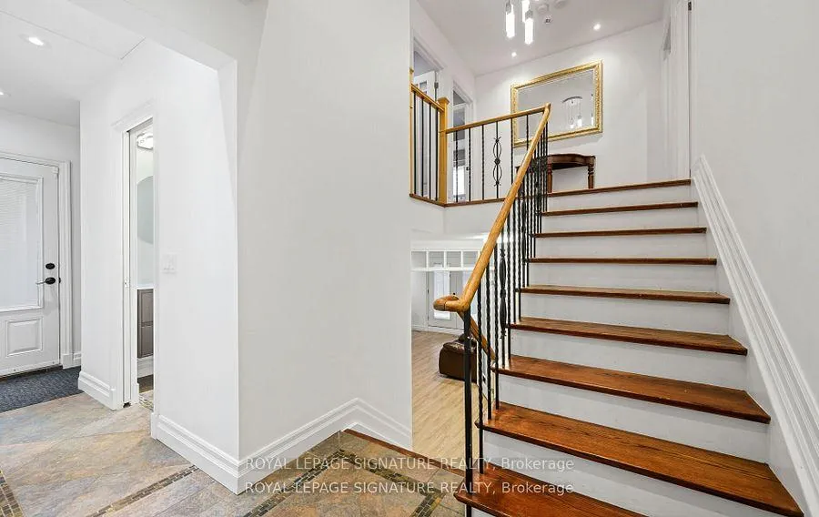 Photo 12 of 16 Kingsborough Crescent, Etobicoke, Willowridge-Martingrove-Richview — HOMEH