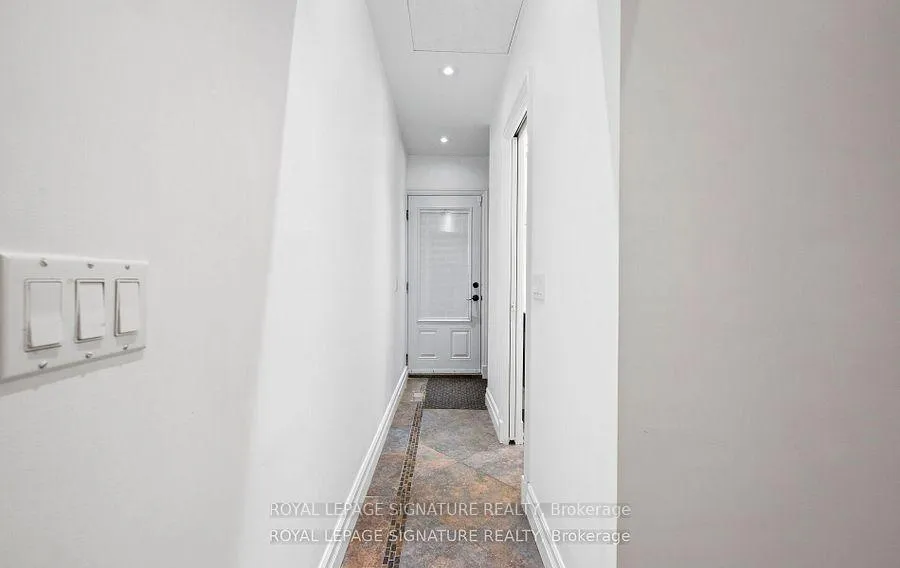 Photo 13 of 16 Kingsborough Crescent, Etobicoke, Willowridge-Martingrove-Richview — HOMEH