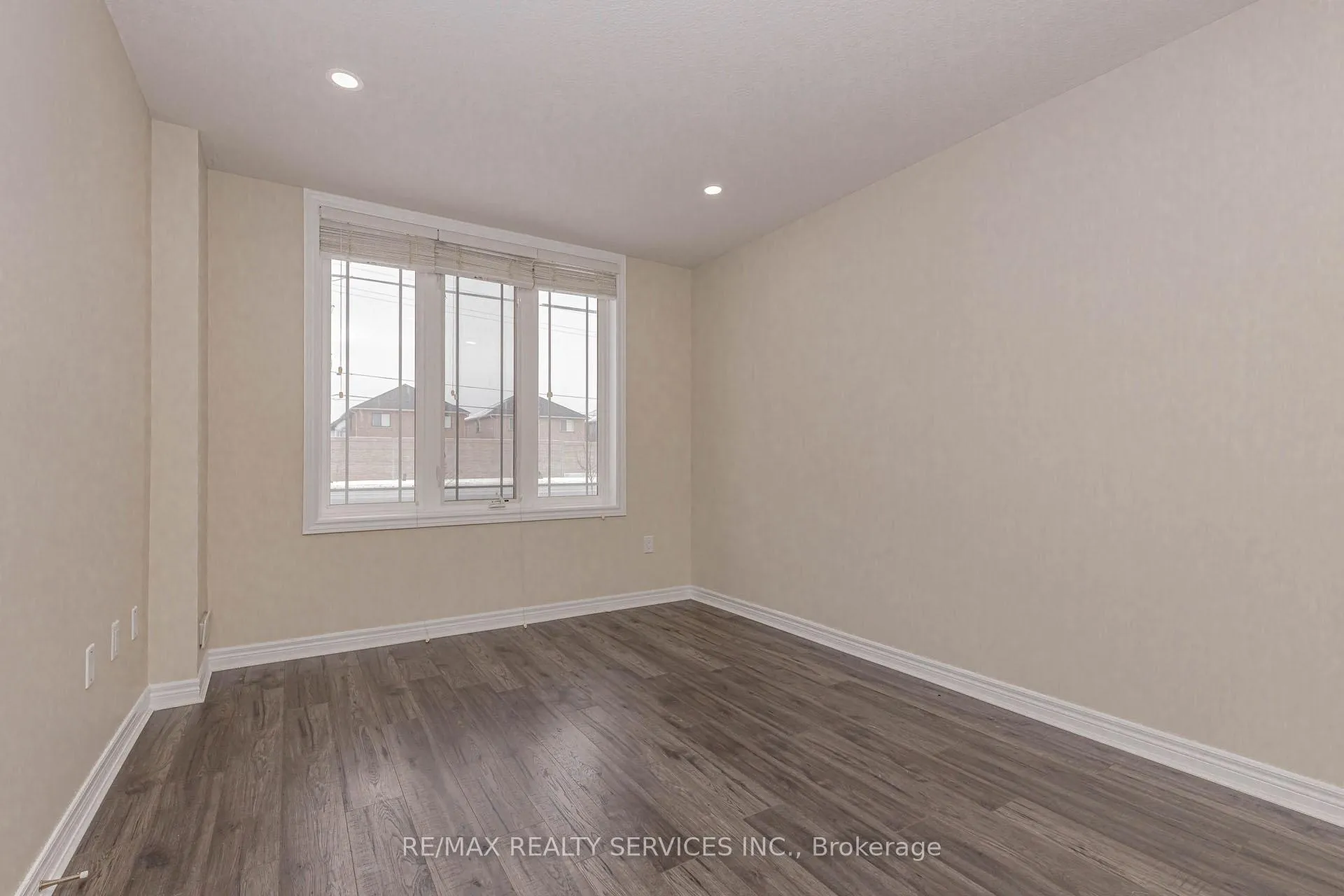 Photo 12 of 41 Crossings Way N, Hamilton, Stoney Creek — HOMEH