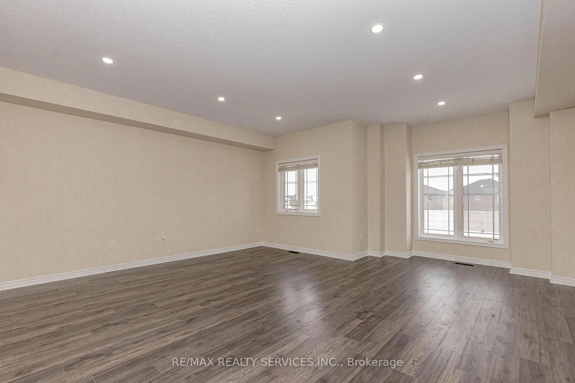 Photo 16 of 41 Crossings Way N, Hamilton, Stoney Creek — HOMEH