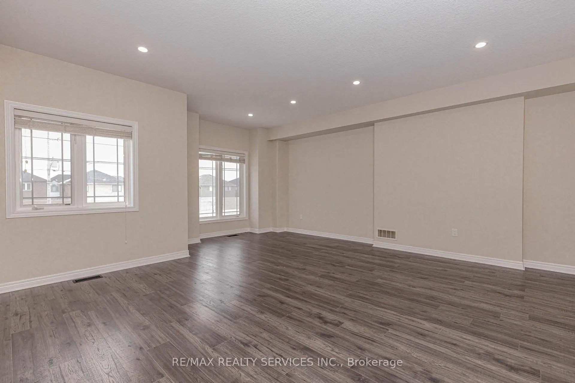 Photo 17 of 41 Crossings Way N, Hamilton, Stoney Creek — HOMEH