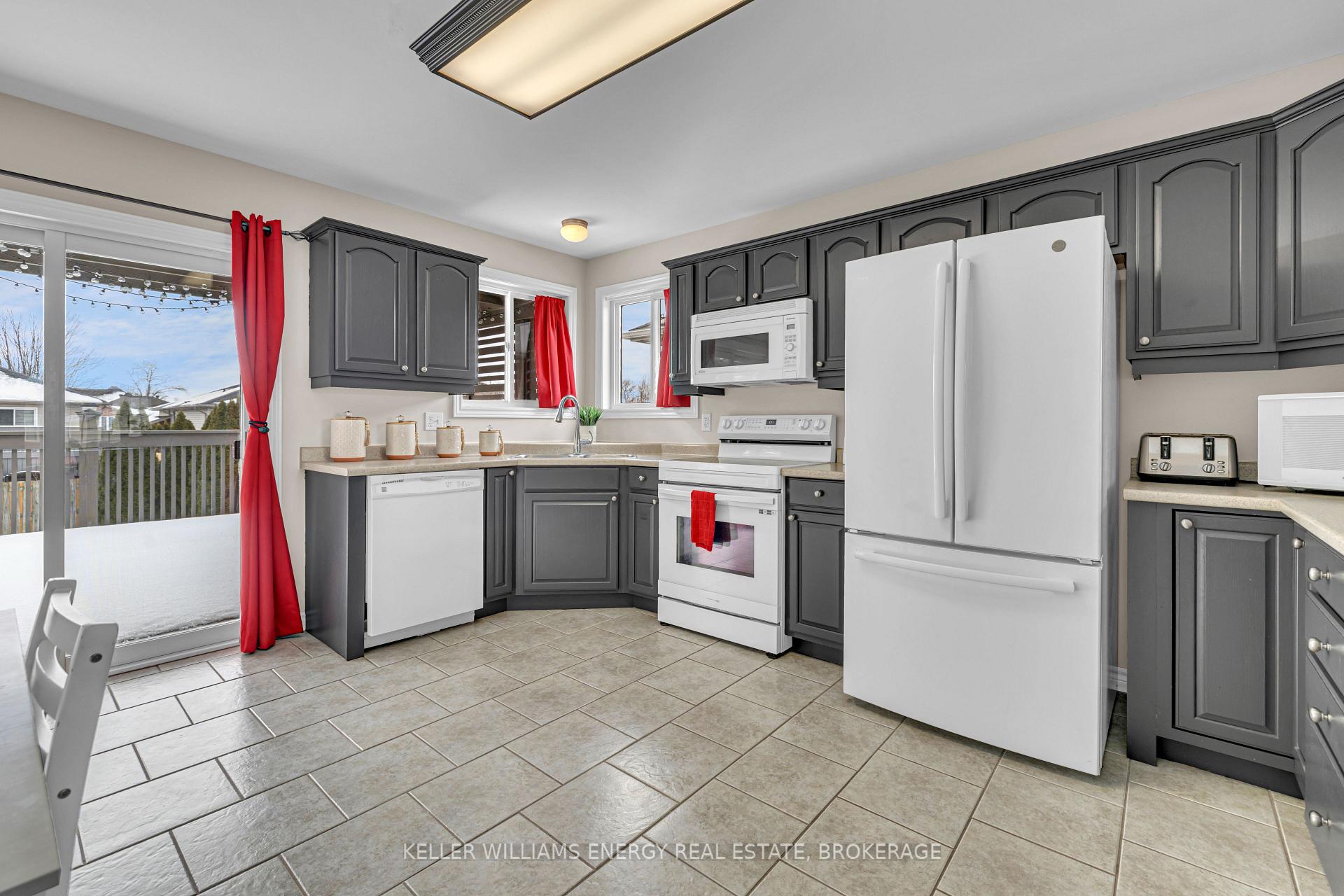 Photo 5 of 1127 King Louis Street, Lakeshore — HOMEH