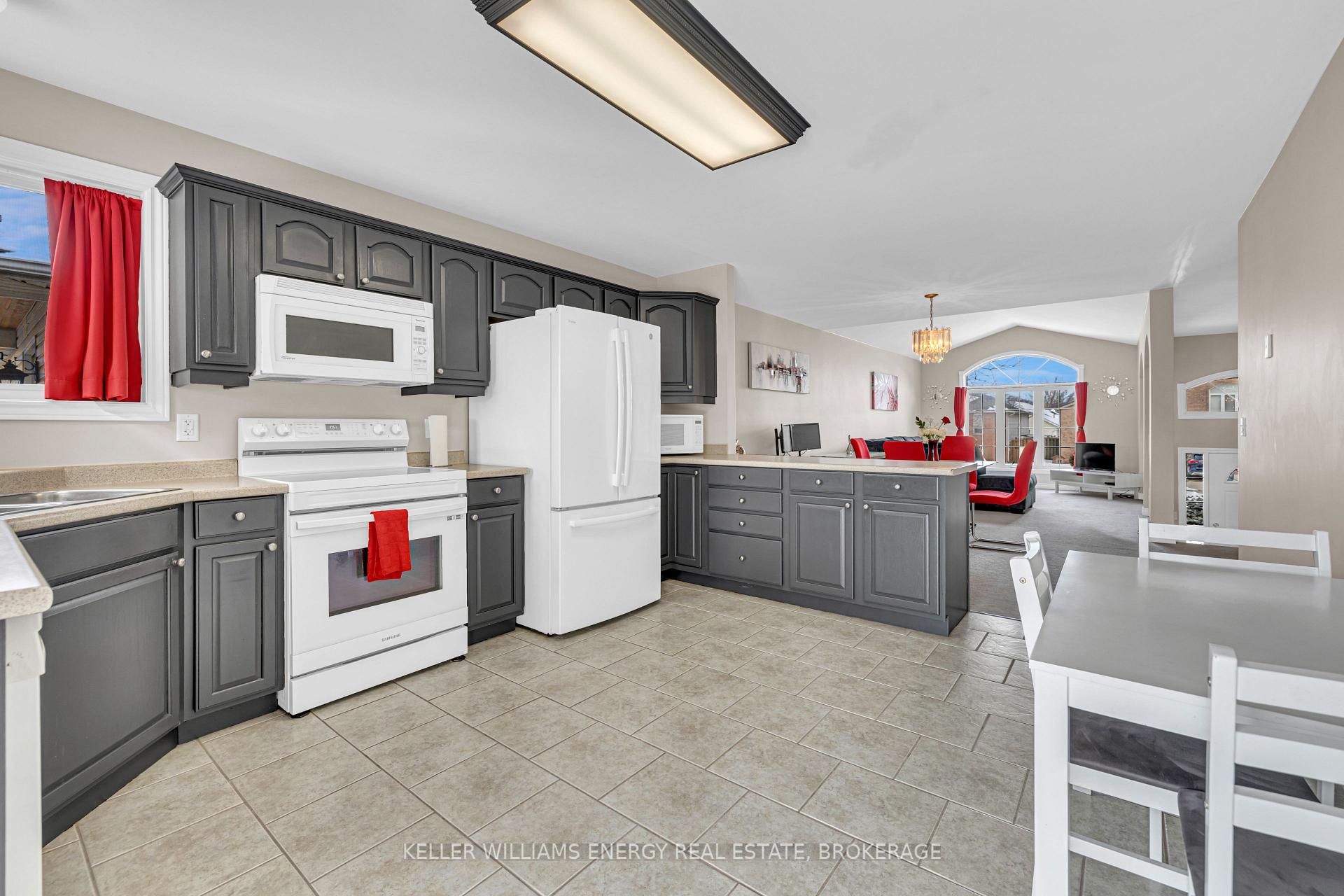 Photo 6 of 1127 King Louis Street, Lakeshore — HOMEH