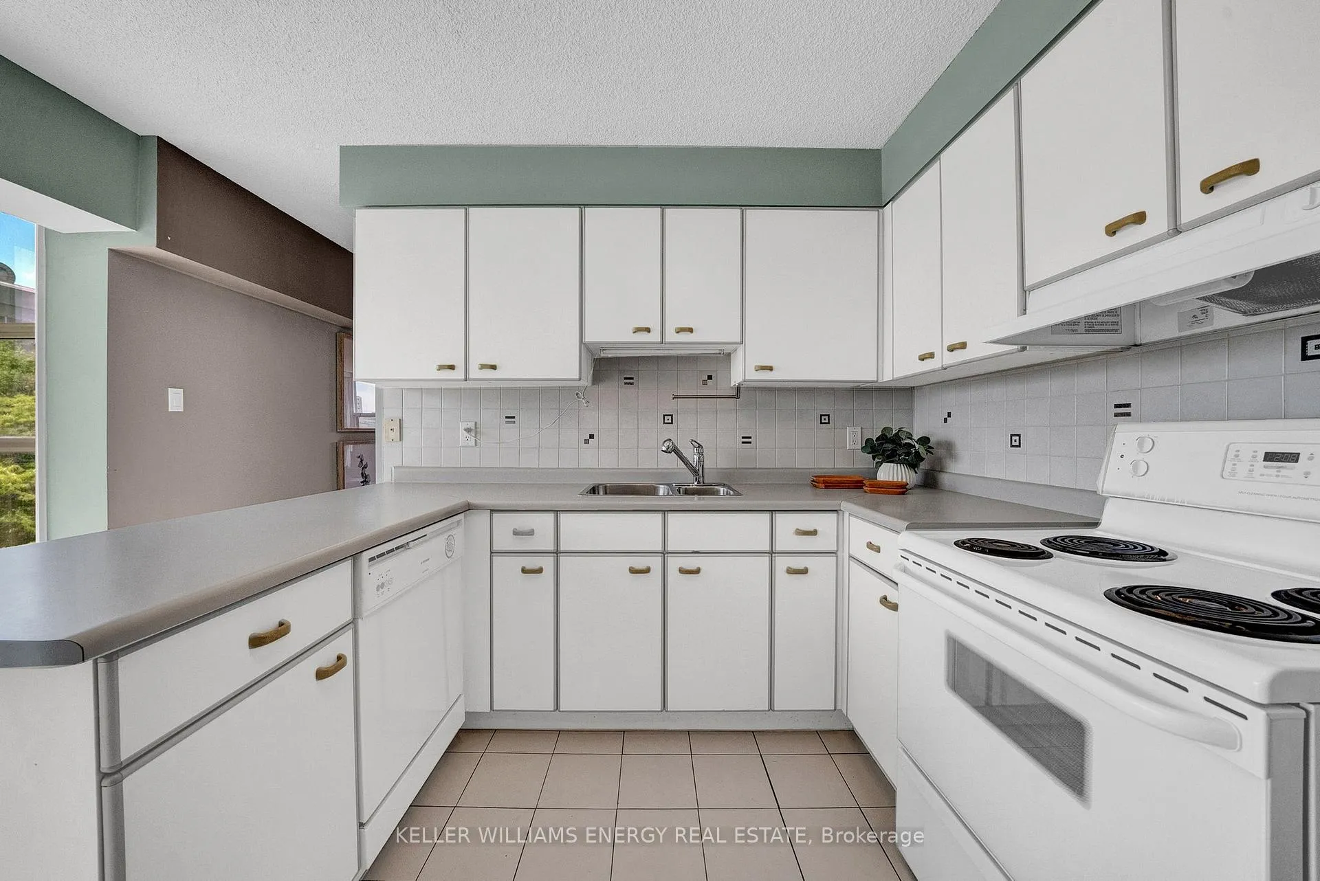 Photo 9 of Unit 302, 80 Athol Street E, Oshawa, Central — HOMEH