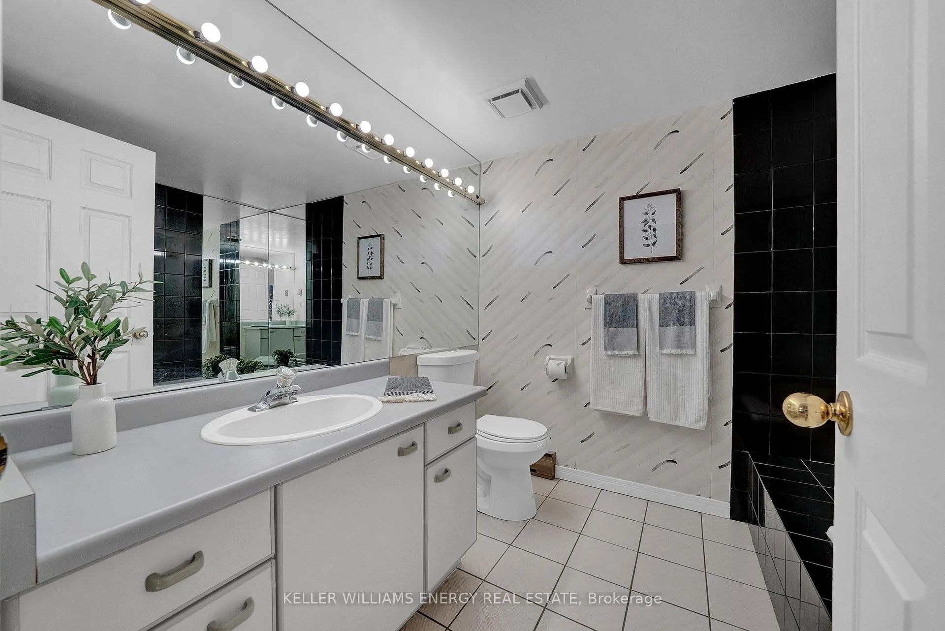 Photo 19 of Unit 302, 80 Athol Street E, Oshawa, Central — HOMEH