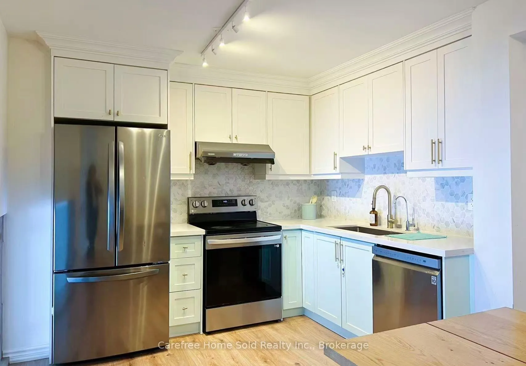 Photo 5 of 207 Milestone Crescent, Aurora, Aurora Village — HOMEH