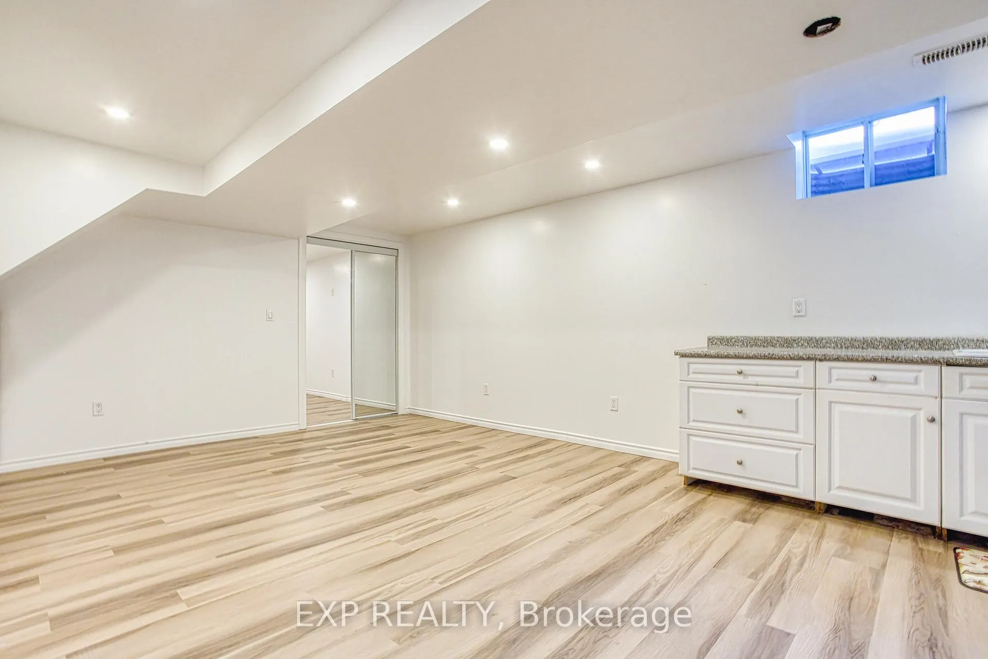 Photo 6 of 72 Nanaimo Crescent, Hamilton, Winona Park — HOMEH