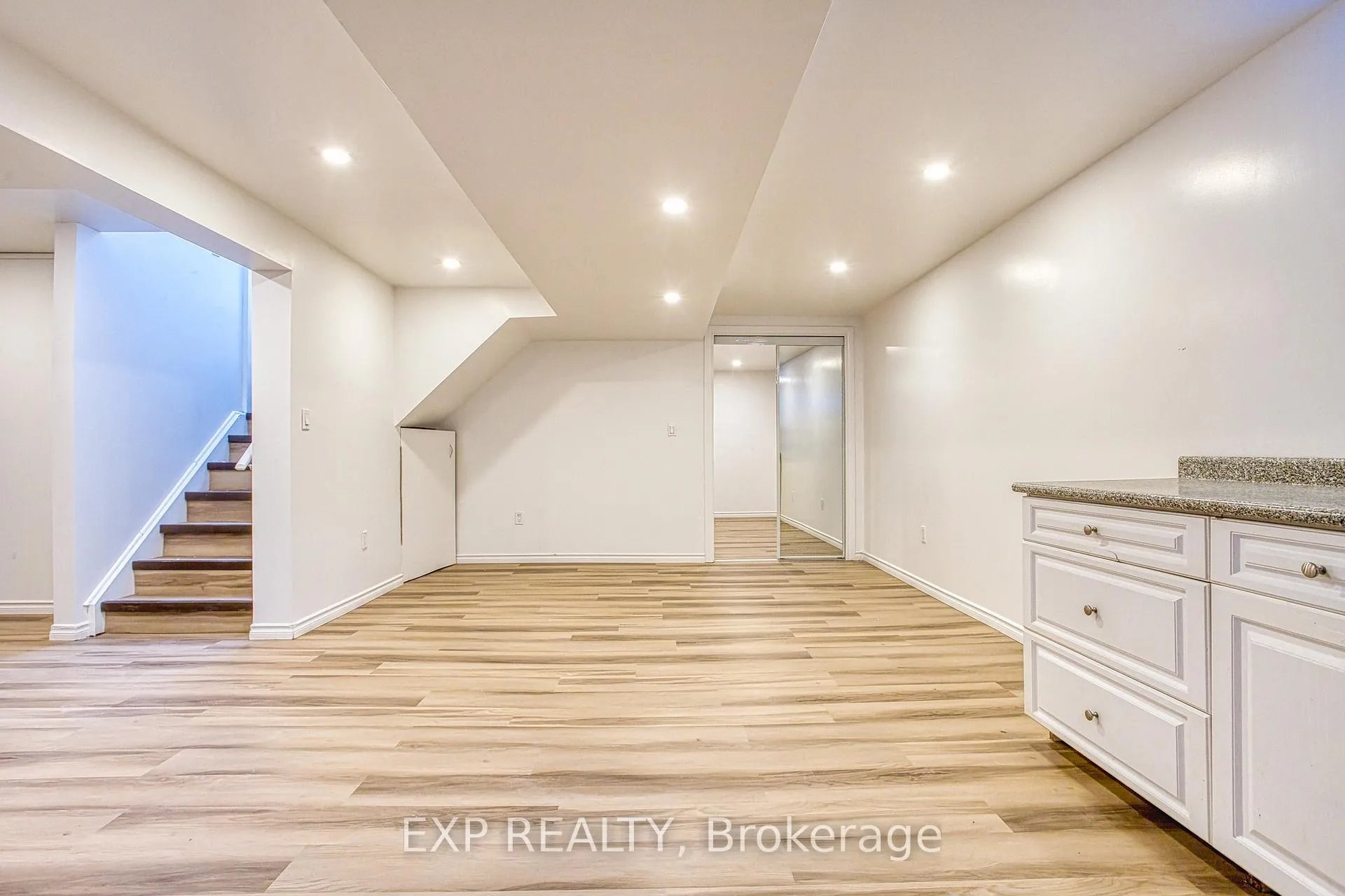 Photo 7 of 72 Nanaimo Crescent, Hamilton, Winona Park — HOMEH