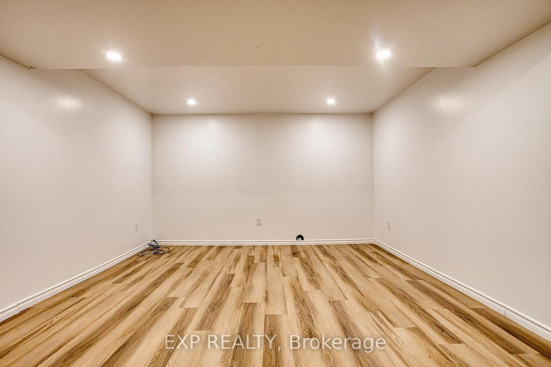 Photo 10 of 72 Nanaimo Crescent, Hamilton, Winona Park — HOMEH
