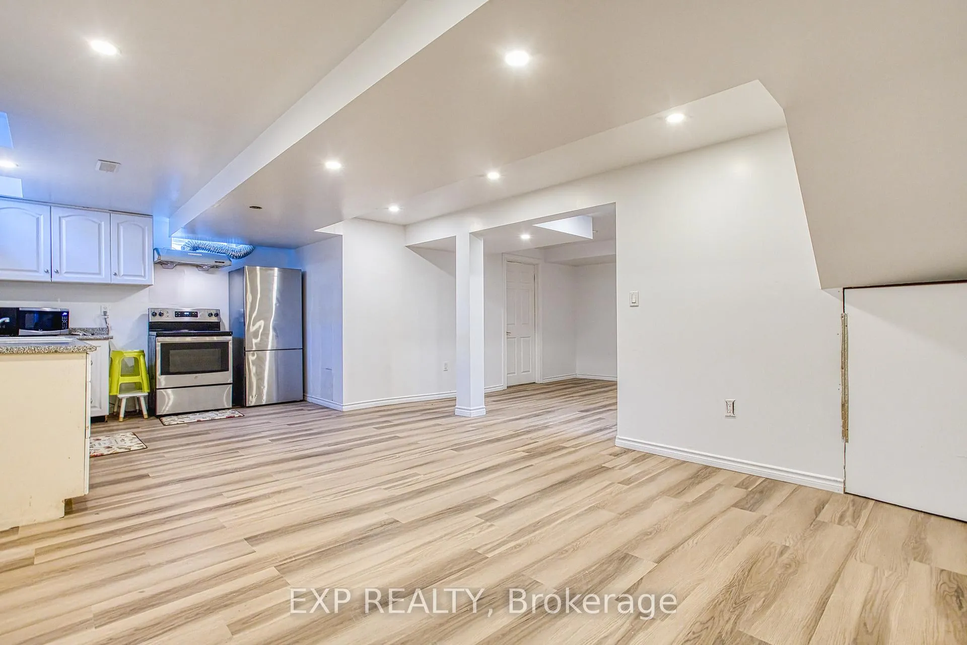 Photo 11 of 72 Nanaimo Crescent, Hamilton, Winona Park — HOMEH