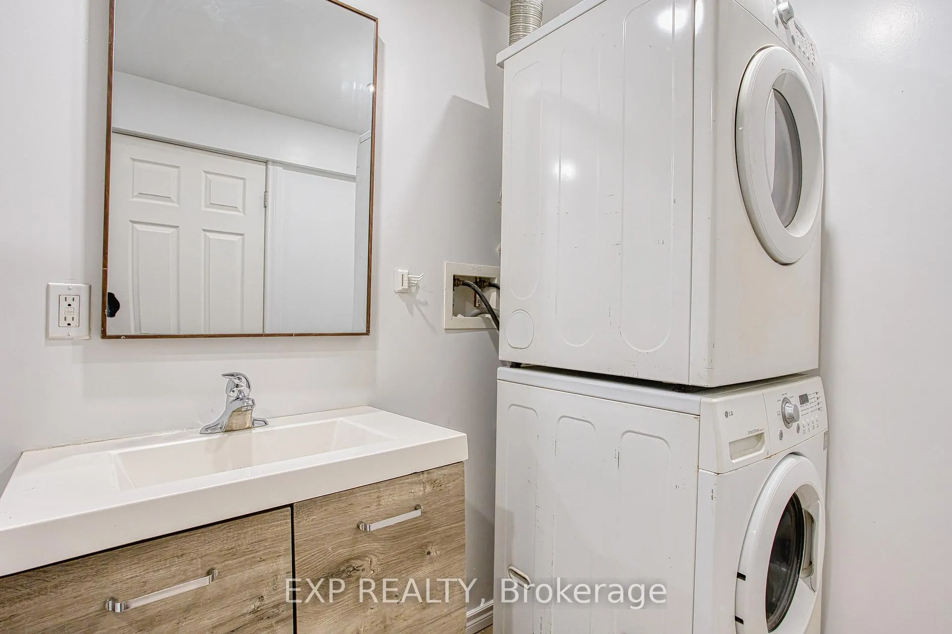 Photo 17 of 72 Nanaimo Crescent, Hamilton, Winona Park — HOMEH