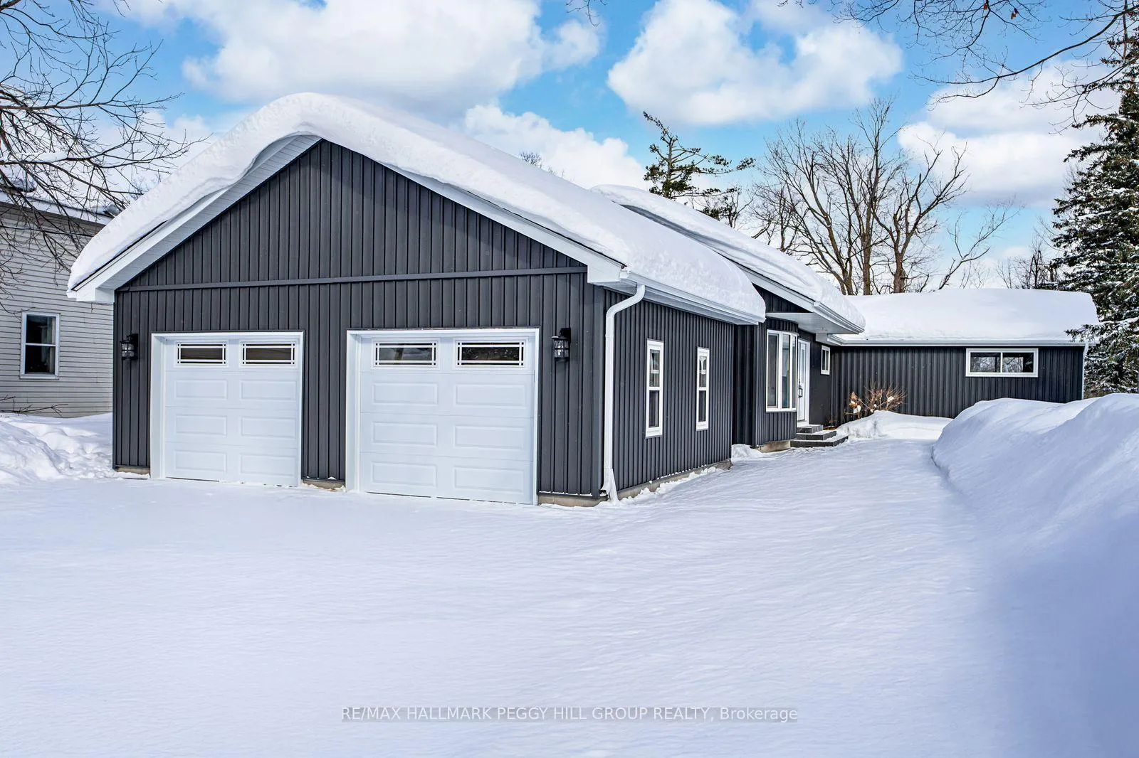 Front of 386 Peter Street N