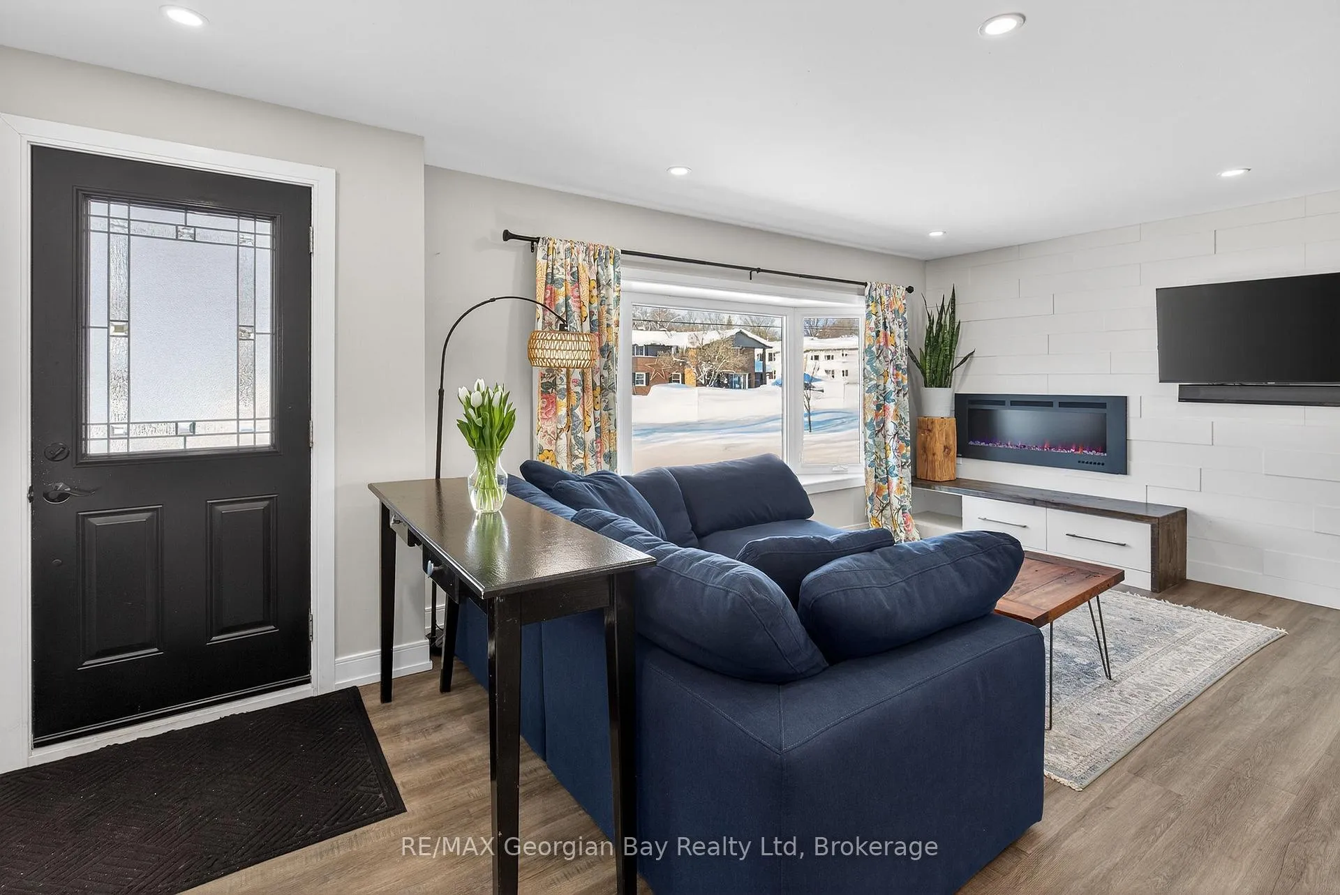 Photo 5 of 303 Seventh Street E, Midland — HOMEH