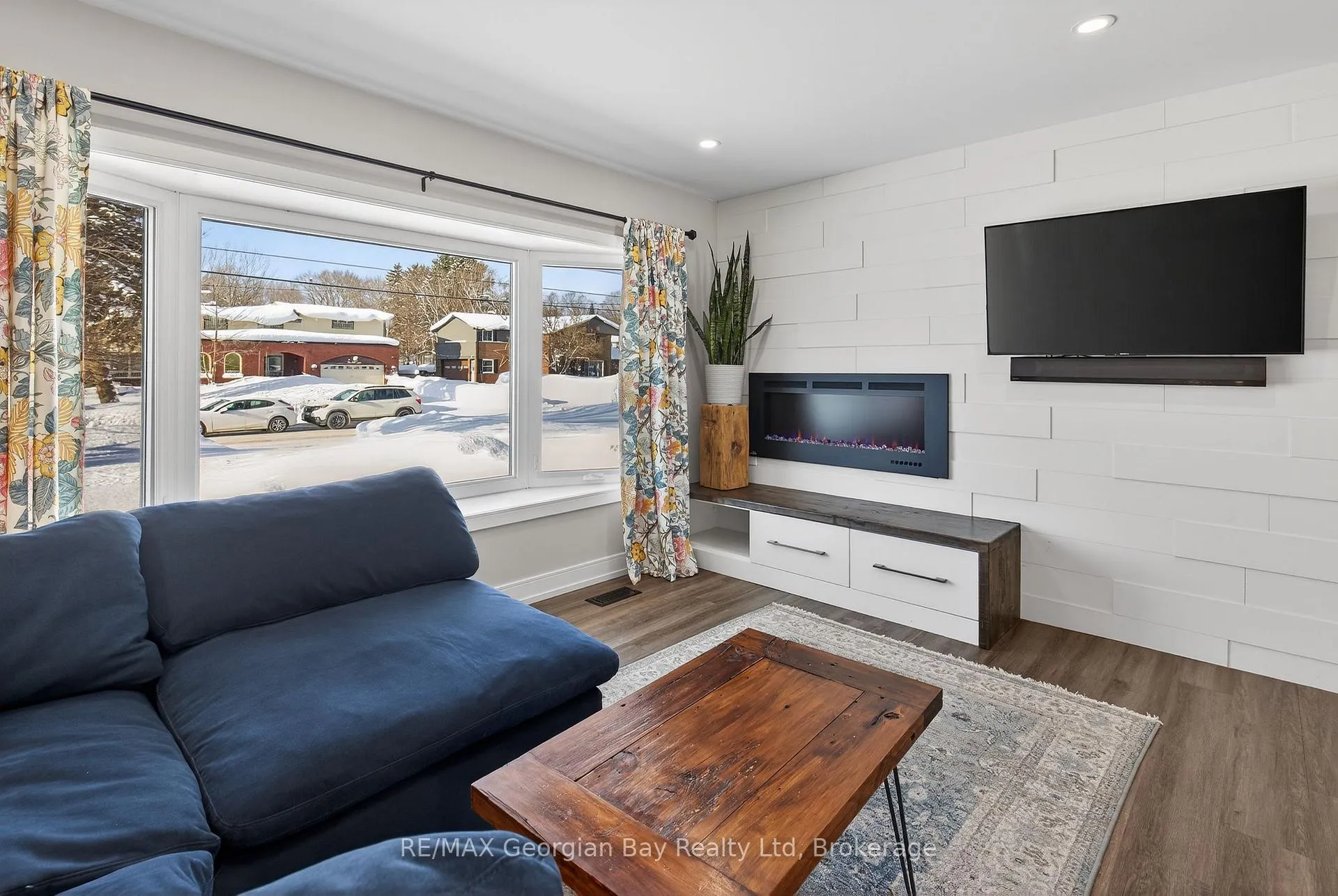 Photo 7 of 303 Seventh Street E, Midland — HOMEH