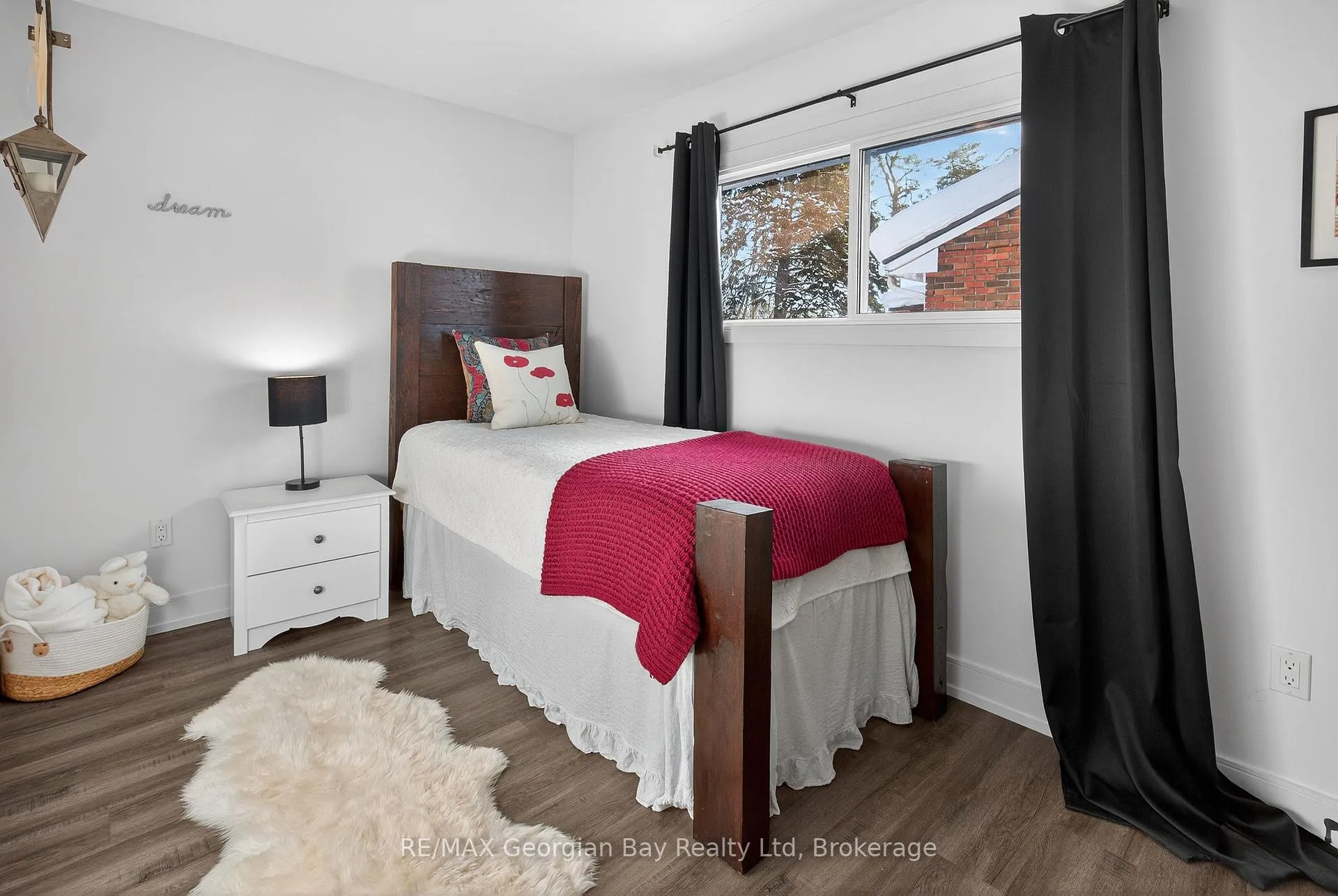 Photo 15 of 303 Seventh Street E, Midland — HOMEH