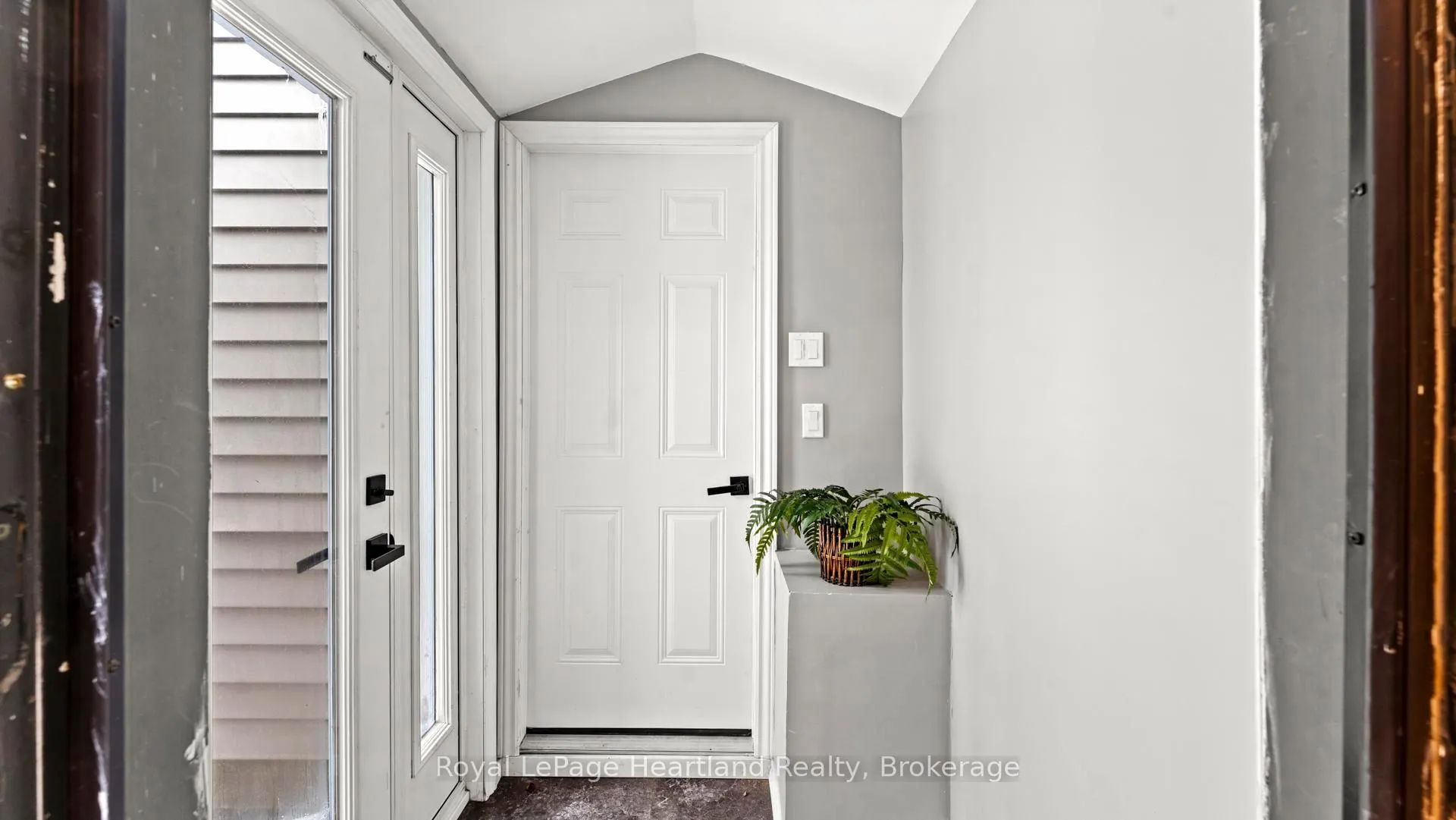 Photo 18 of 162 Wellington Street S, Goderich, Goderich (Town) — HOMEH