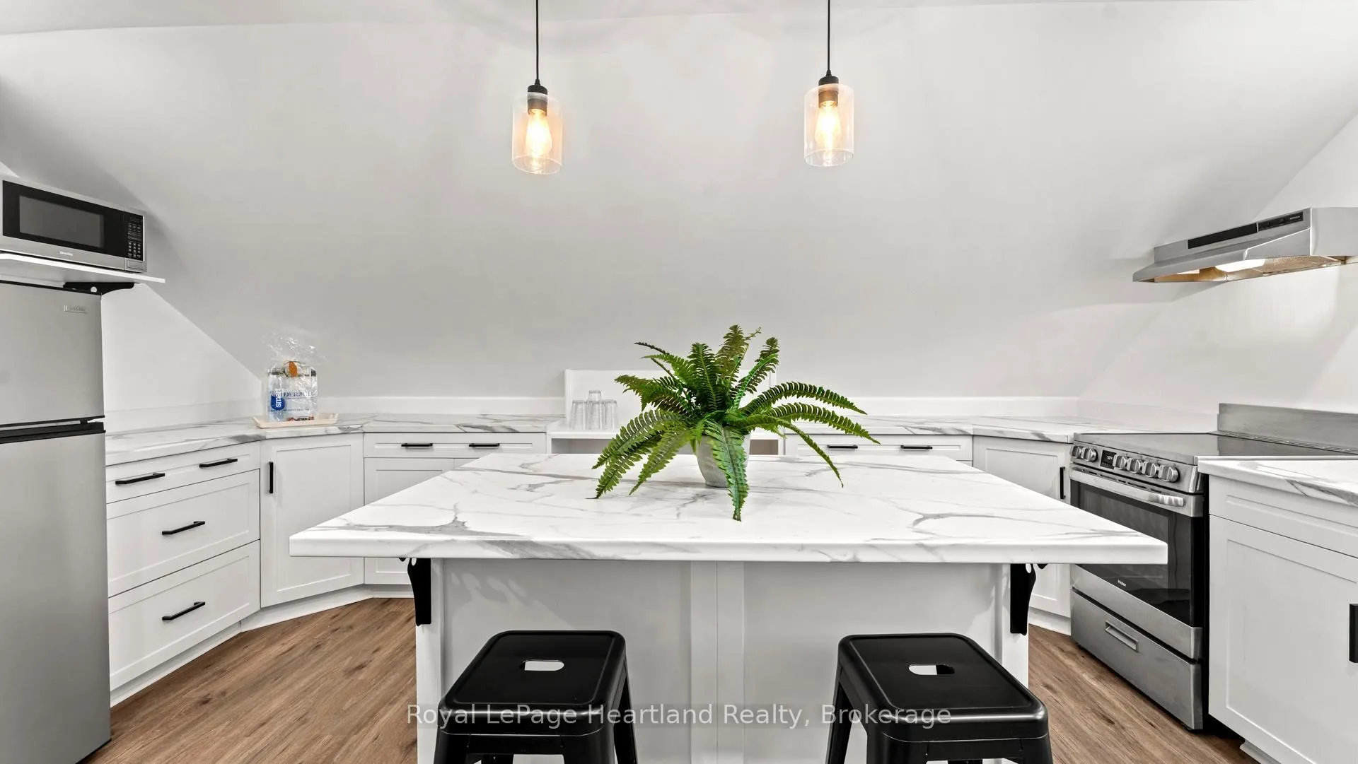 Photo 37 of 162 Wellington Street S, Goderich, Goderich (Town) — HOMEH
