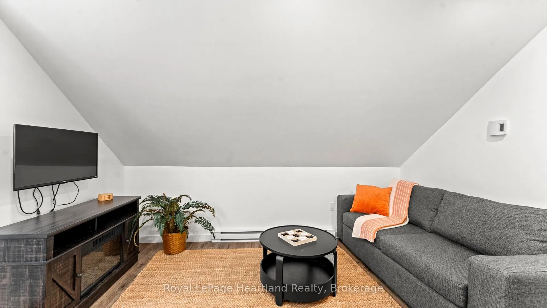 Photo 40 of 162 Wellington Street S, Goderich, Goderich (Town) — HOMEH