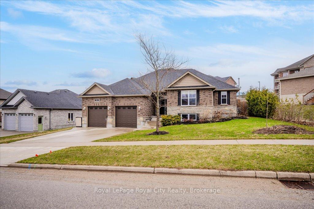Photo 2 of 84 Andrews Drive W, Mapleton, Rural Mapleton — HOMEH