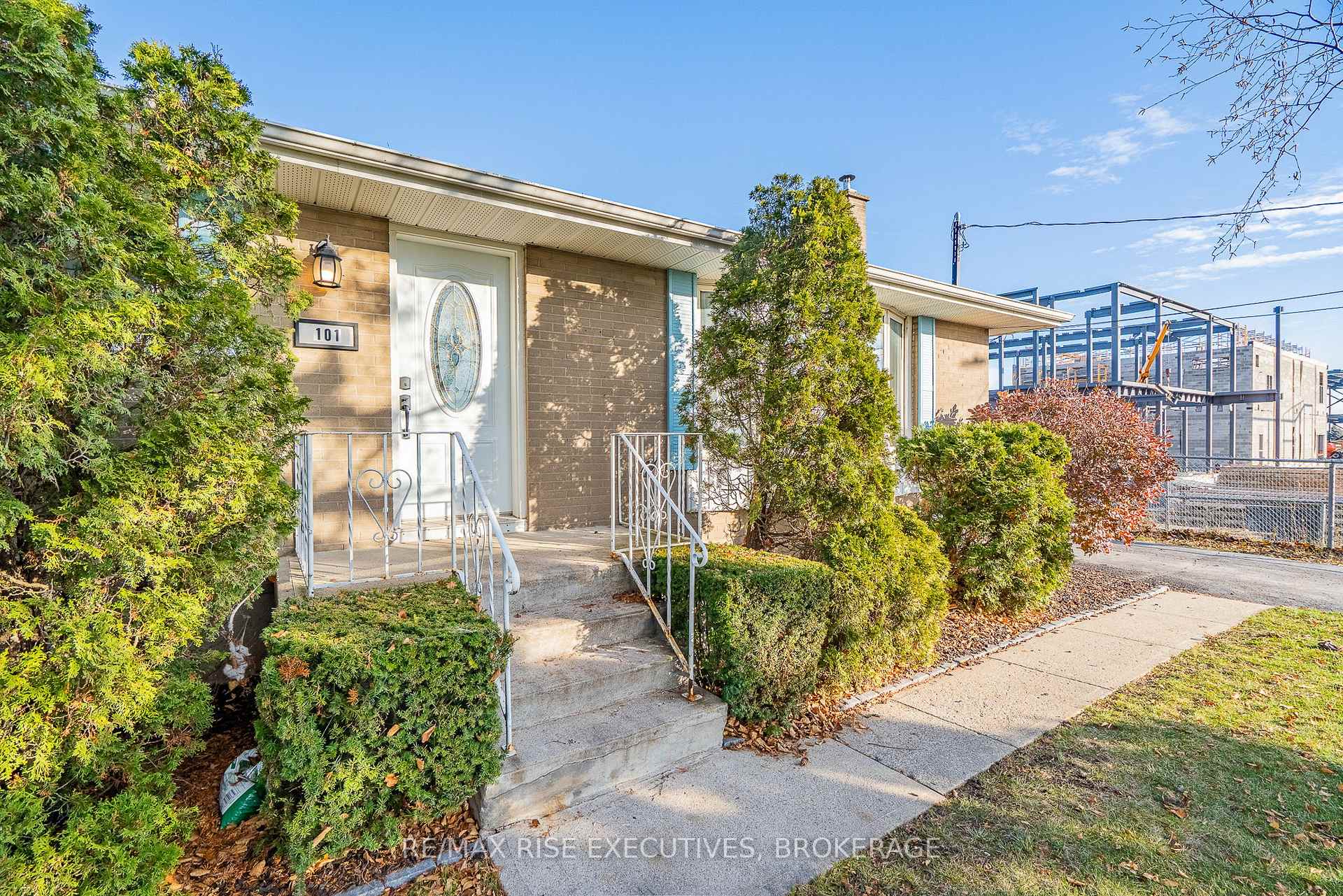 Photo 2 of 101 Park Crescent, Loyalist, Amherstview — HOMEH