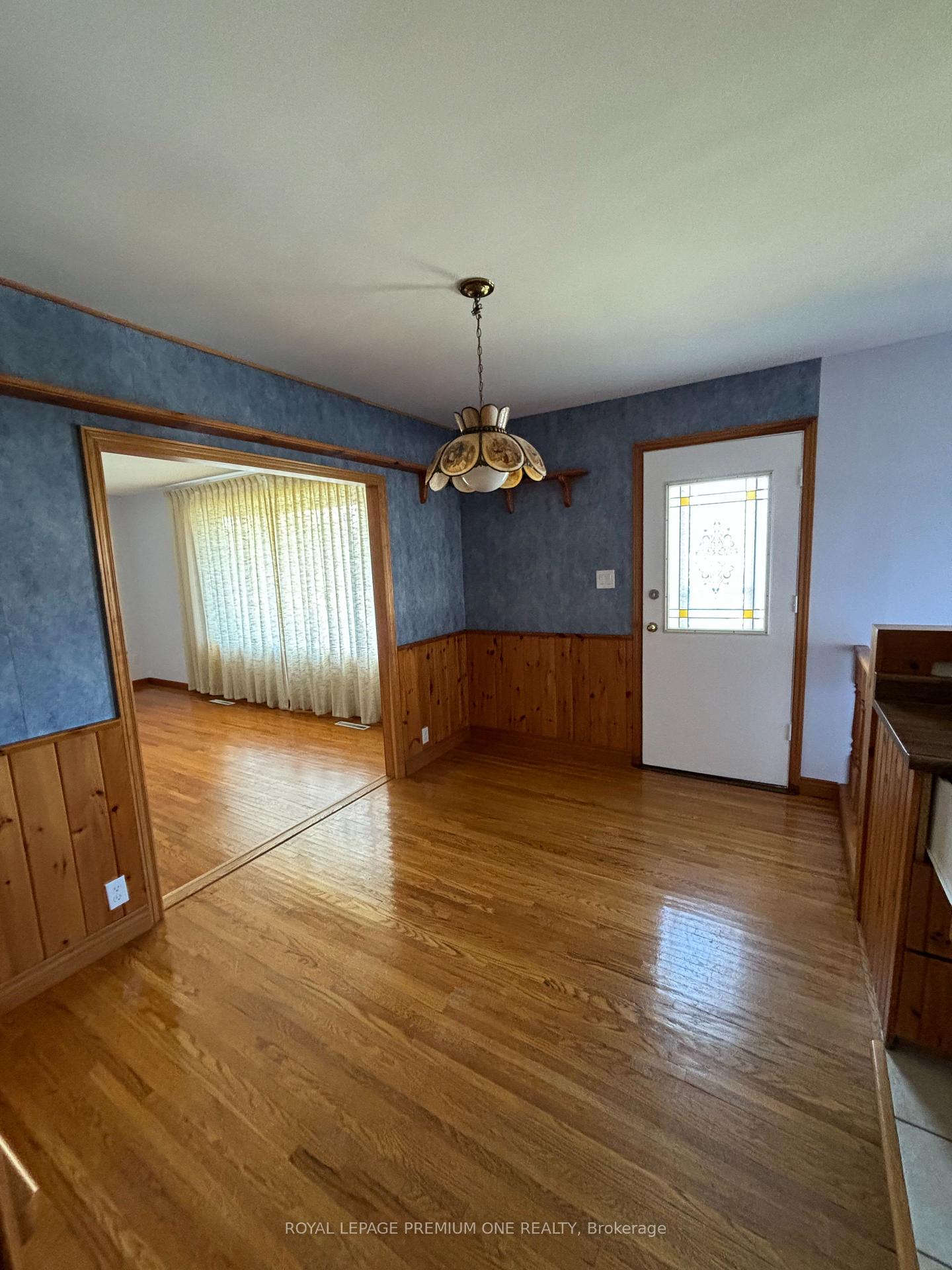 Photo 4 of 58 Ellwood Drive W, Caledon, Bolton West — HOMEH