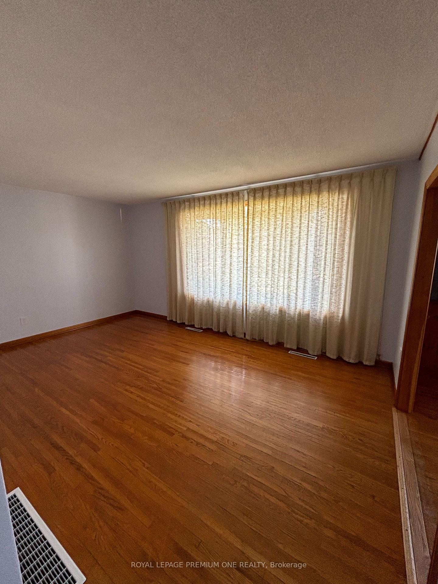 Photo 3 of 58 Ellwood Drive W, Caledon, Bolton West — HOMEH