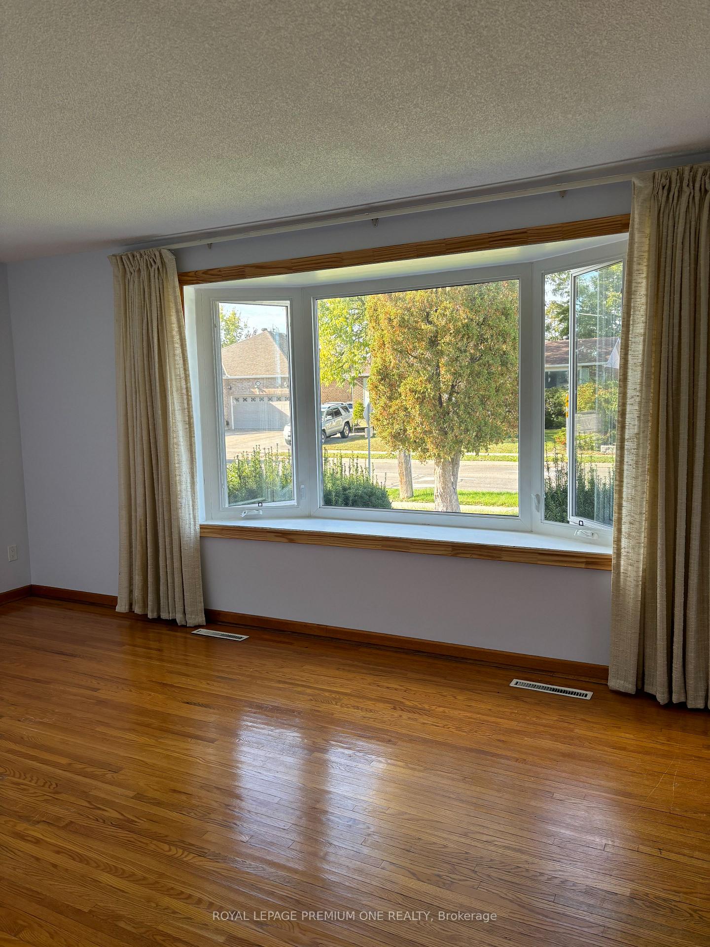 Photo 6 of 58 Ellwood Drive W, Caledon, Bolton West — HOMEH