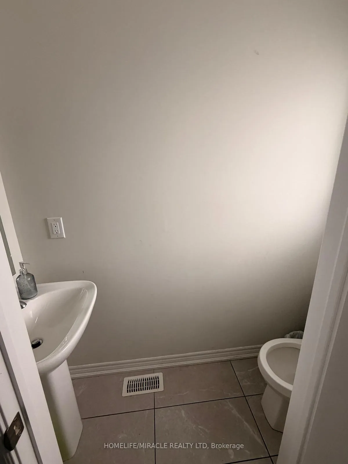 Photo 12 of 11 Genoa Drive, Hamilton, Ryckmans — HOMEH
