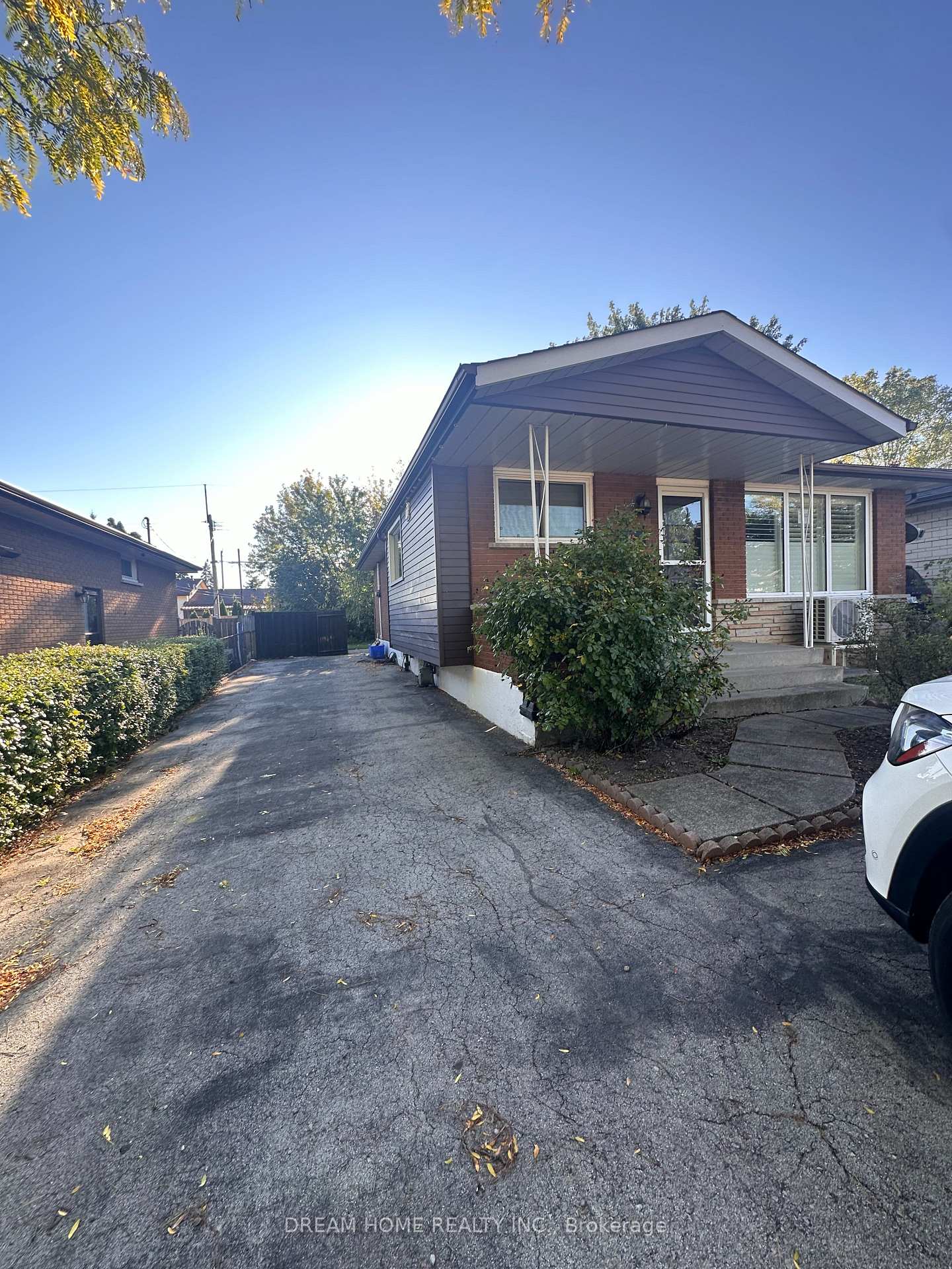 Front of Unit Main, 5 Empire Court