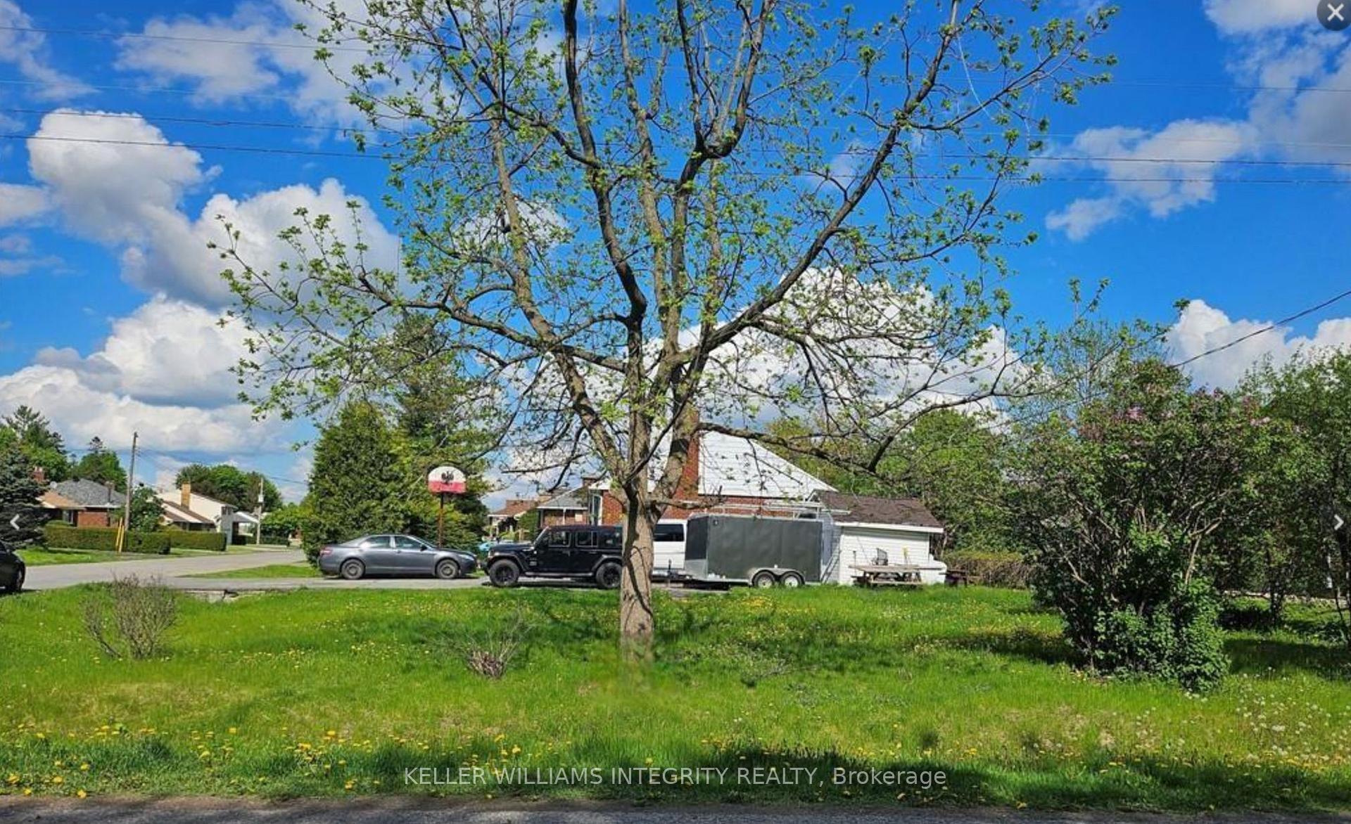Photo 3 of 28 Donna Street, Ottawa, Meadowlands/Crestview — HOMEH