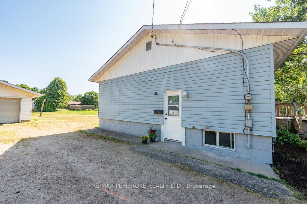 Photo 18 of 159 Mud Lake Road, Laurentian Valley — HOMEH