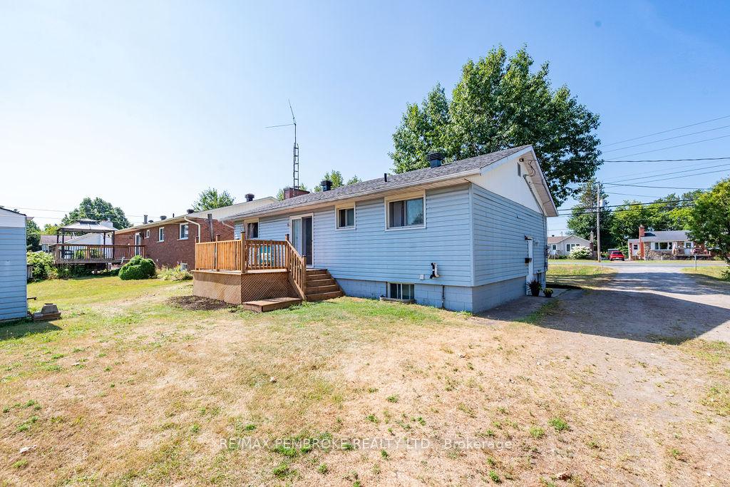 Photo 19 of 159 Mud Lake Road, Laurentian Valley — HOMEH