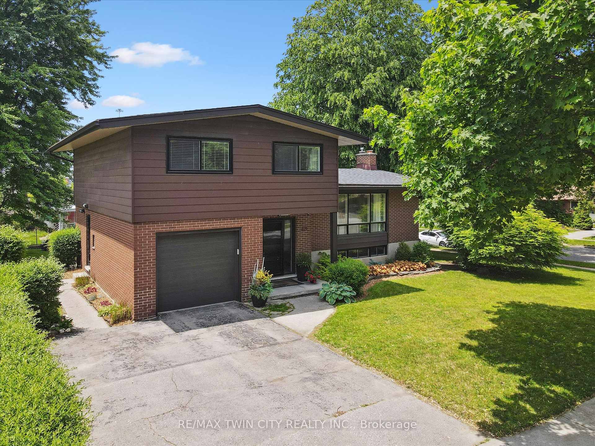 Photo 2 of 321 Dixon Street, Kitchener — HOMEH