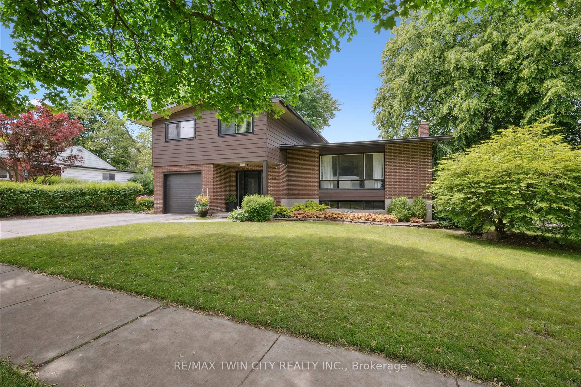 Photo 3 of 321 Dixon Street, Kitchener — HOMEH