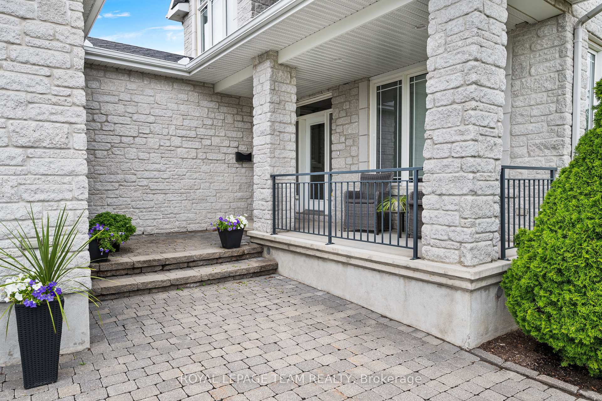 Photo 2 of 49 Savuto Way, Ottawa, Meadowlands/Crestview — HOMEH
