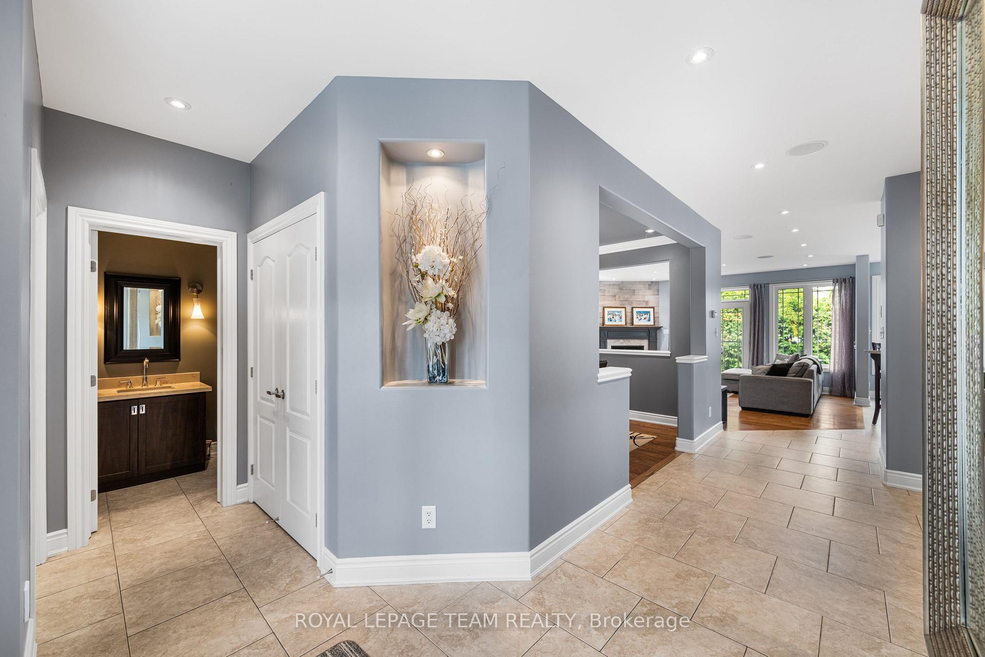 Photo 4 of 49 Savuto Way, Ottawa, Meadowlands/Crestview — HOMEH