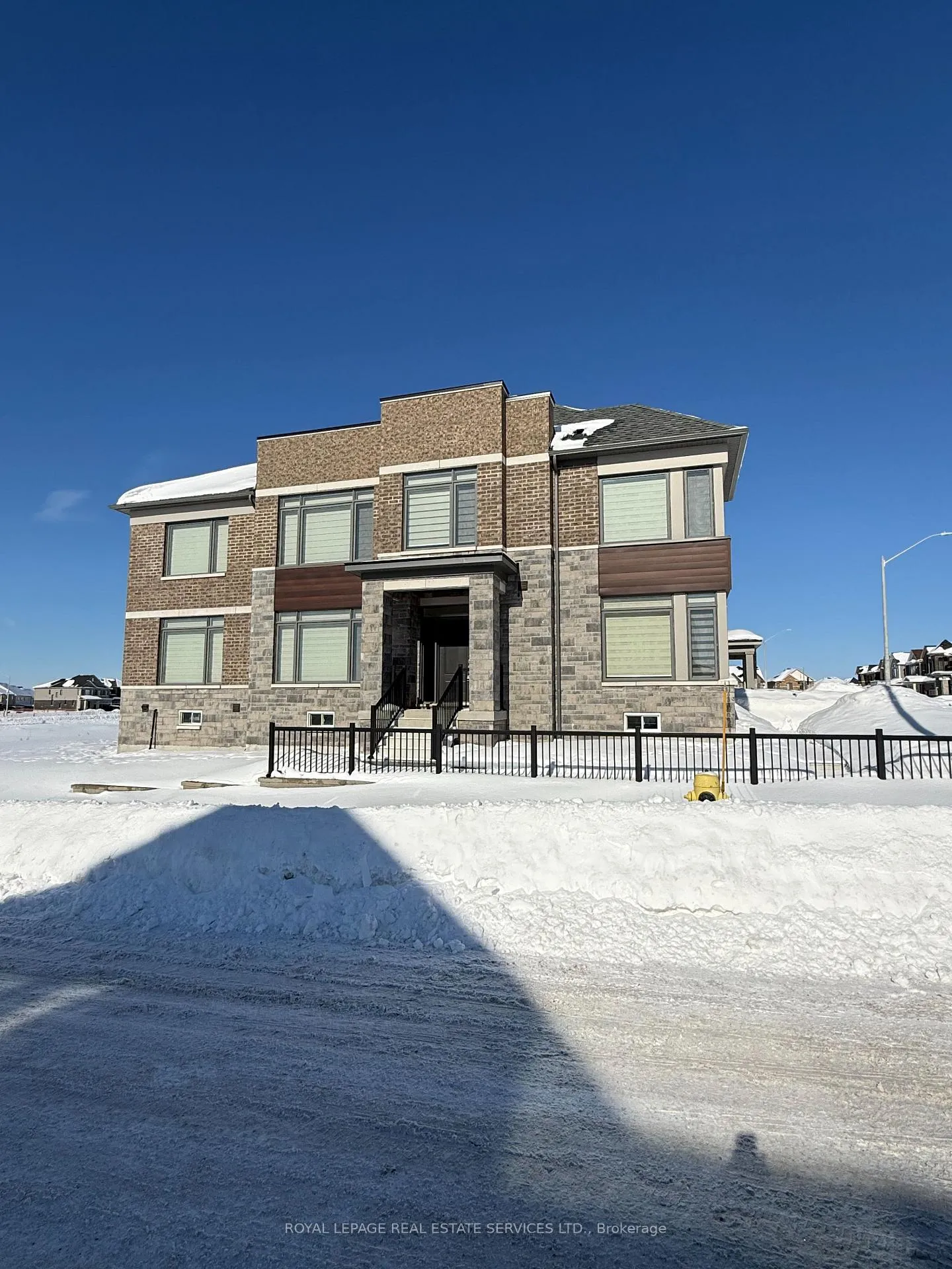 Photo 2 of 27 Rochester Drive, Barrie, Rural Barrie Southeast — HOMEH
